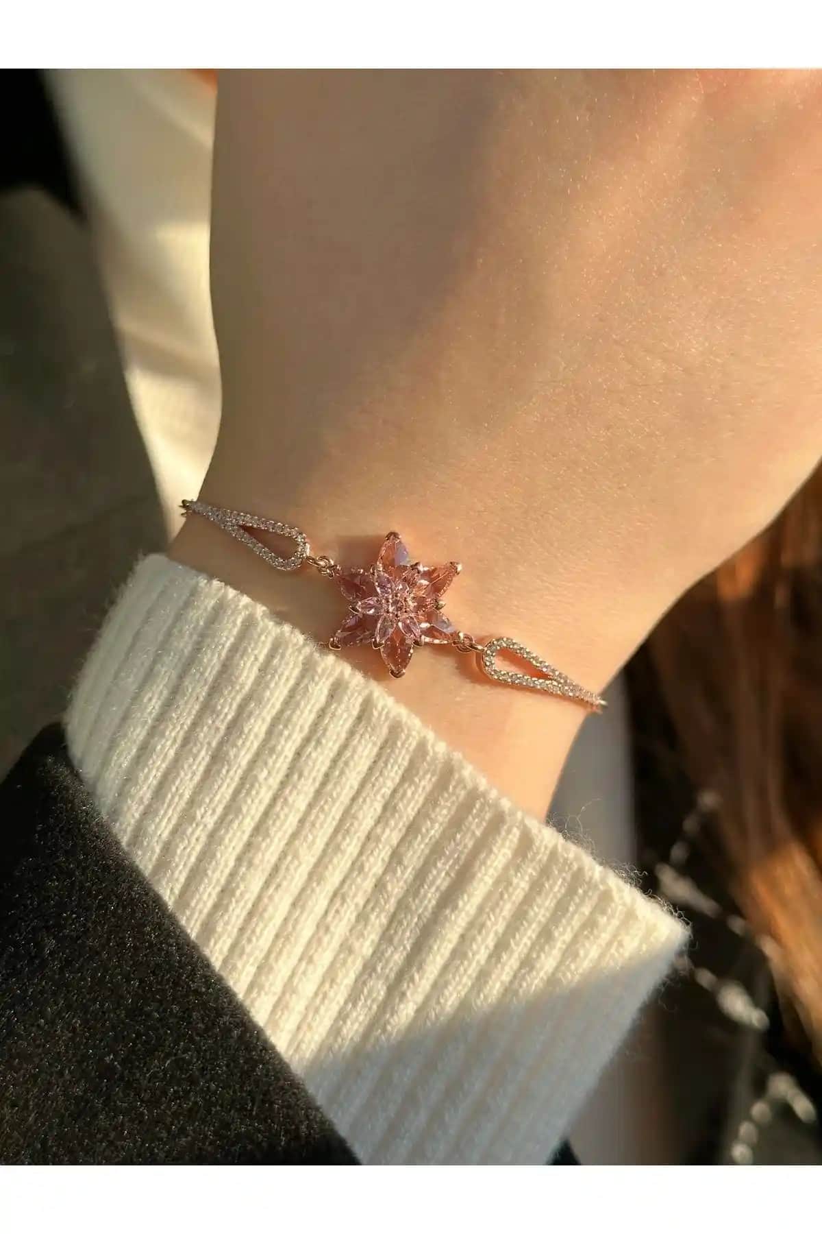 Lotus Çiçeği Motifli 925 Ayar Gümüş Kadın Bileklikleri Modern ve Zarif Tasarım