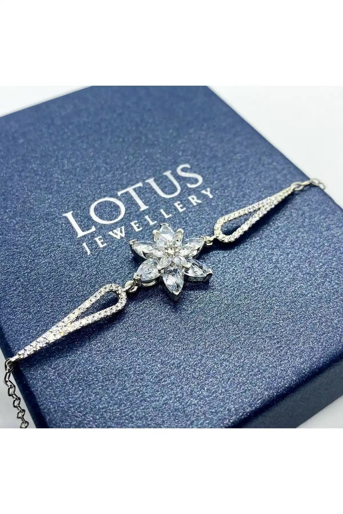 Lotus Çiçeği ve Yonca Bileklikleri Karşılaştırması: Stil ve Kalite Analizi