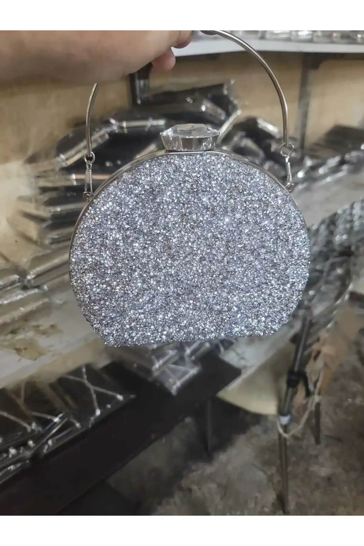 Lowell Home'un taşlı çift taraflı abiye çantası: şıklık ve fonksiyonellik bir arada