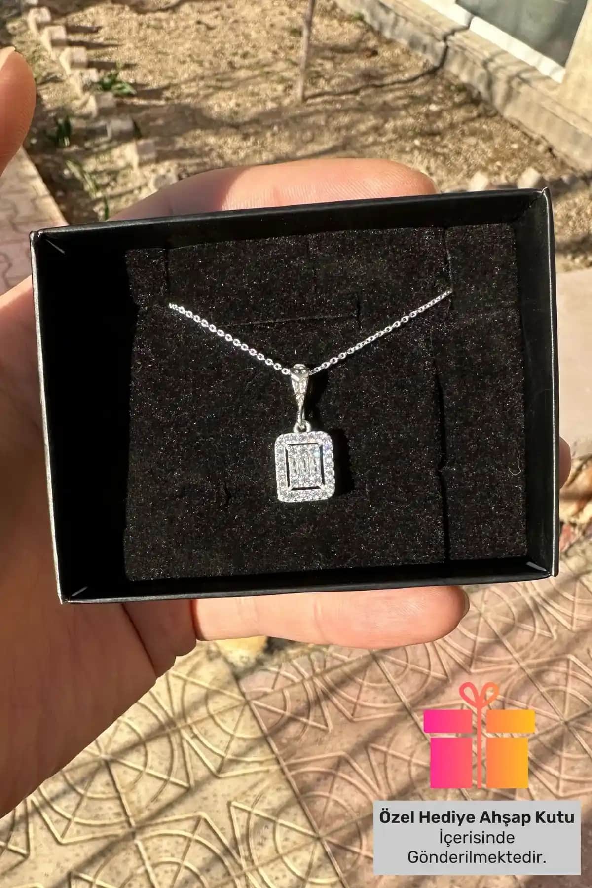 Lucente Jewelry Zarif Baget Taşlı Pırlanta Görünümlü Gümüş Kolye Tasarımı ve Özellikleri