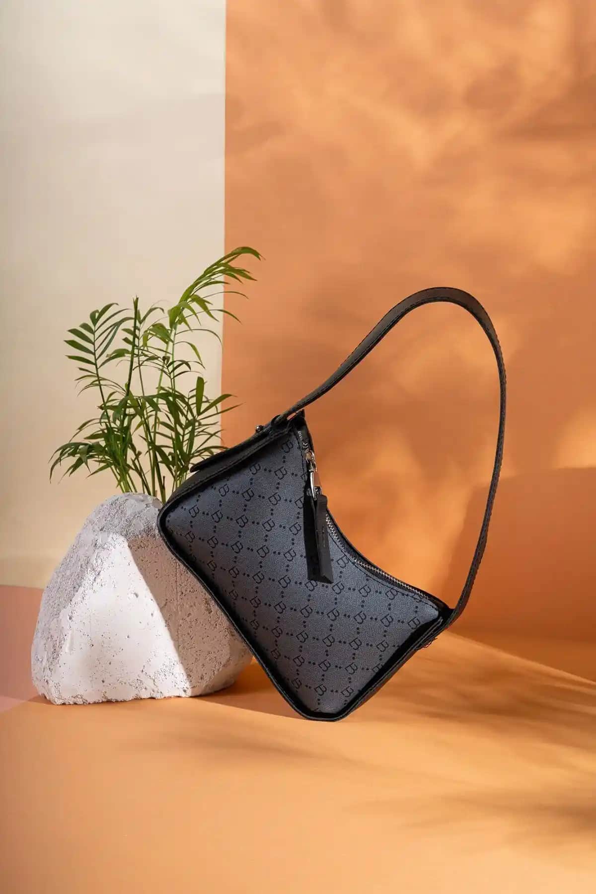 Lucky Bees Desenli Baget Kadın El ve Omuz Çantası Modern ve Şık Tasarım Özellikleri