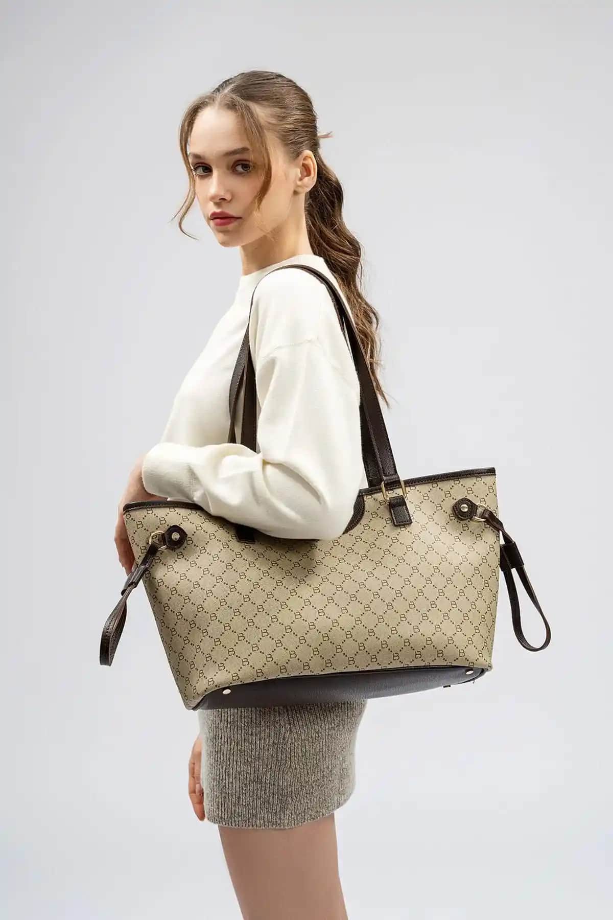 Lucky Bees Desenli Kadın Tote Çantası Günlük Şıklık ve Pratiklik Sunar