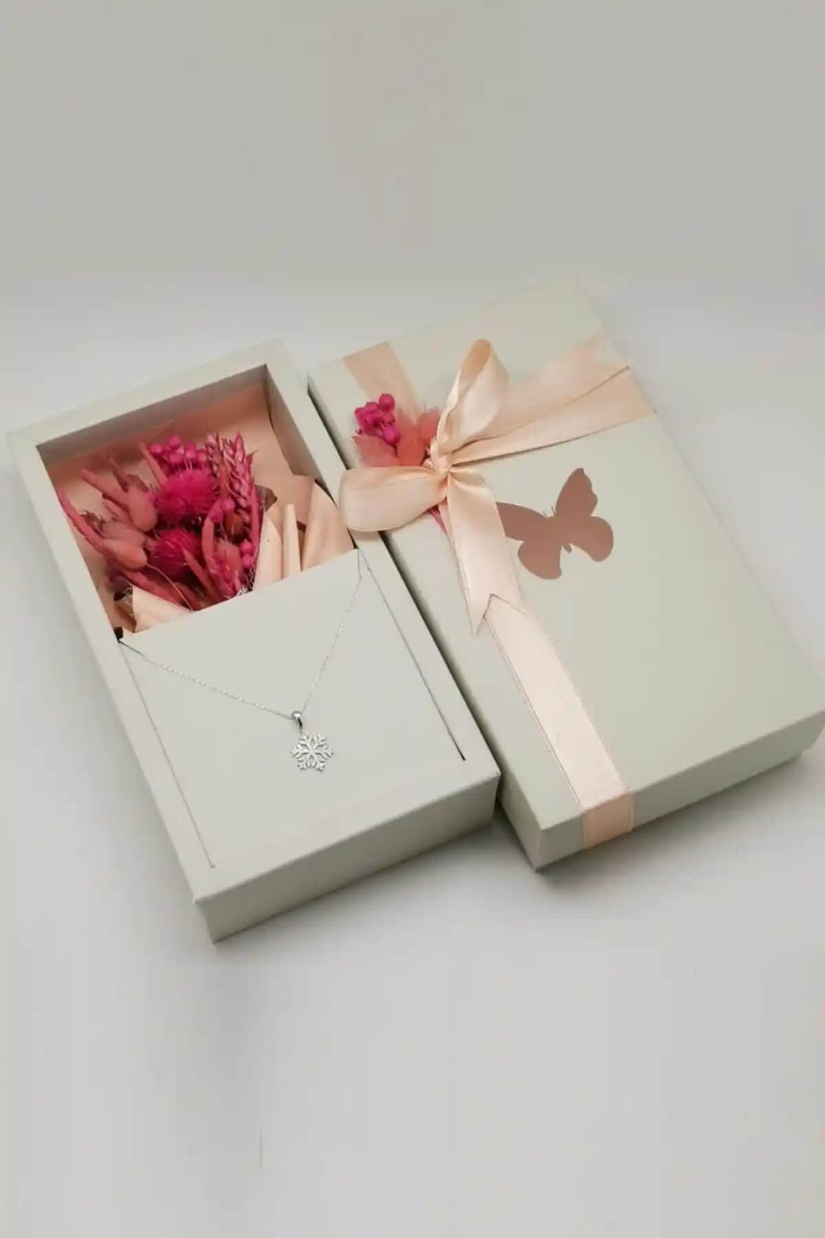 MagnaMina Özel Tasarım Güçlü Kolye ve Hediye Kutusu ile Şıklık ve Dayanıklılık