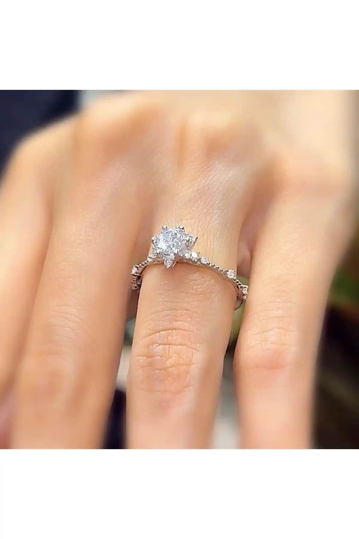 Mia Vento Gümbüş Pırlanta Montür Aşk Güneşi Yüzük: Zarif ve Anlamlı Takı Seçenekleri