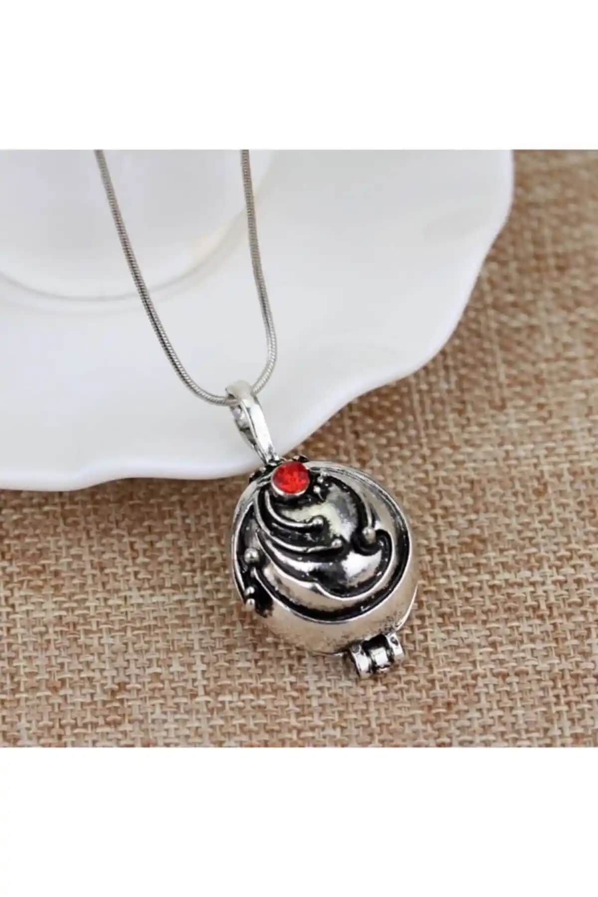 Mineçiçeği Kapaklı Antik Gümüş Elena Kolye: Zarif ve Dayanıklı Takı Seçeneği