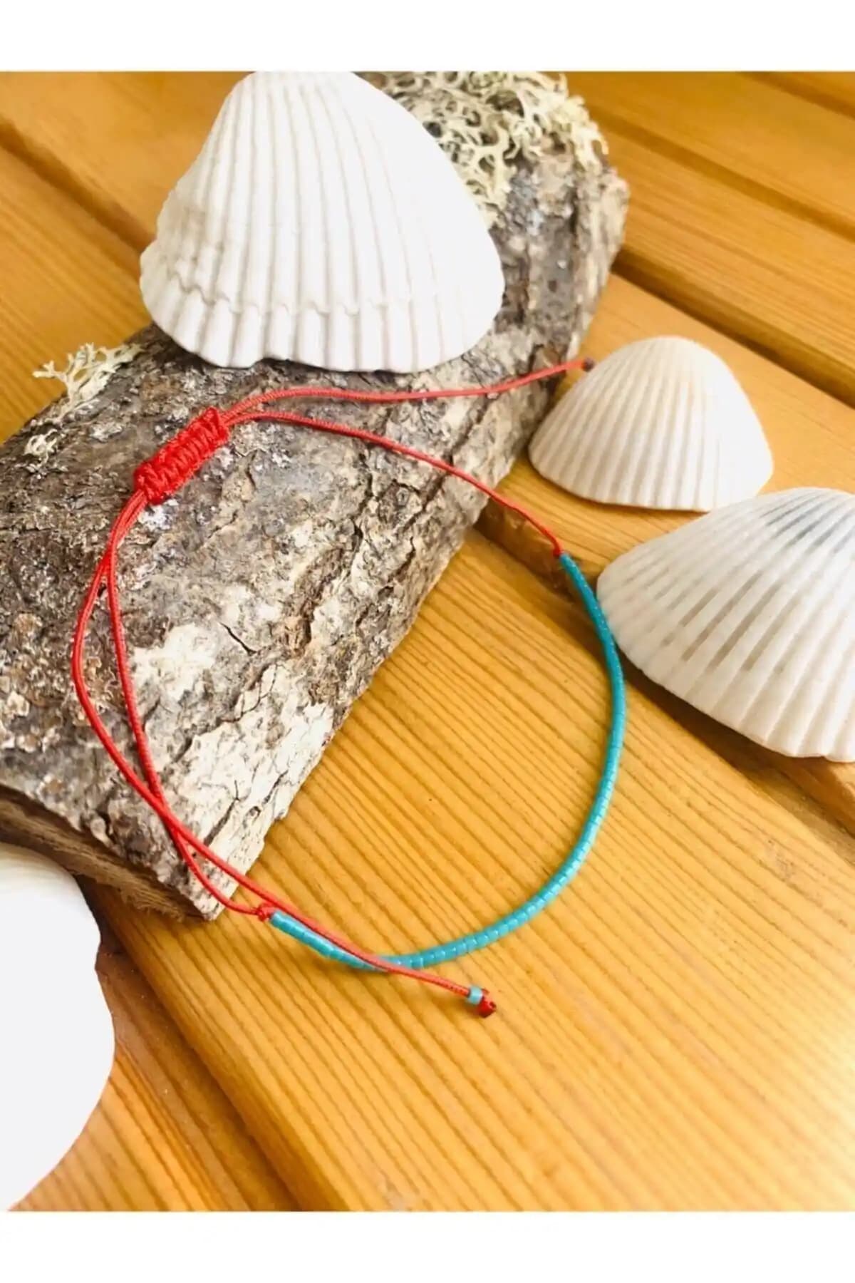 Miyuki Kırmızı Ipli Turkuaz Halhal: Şıklık ve Dayanıklılığı Bir Arada Sunan Takı