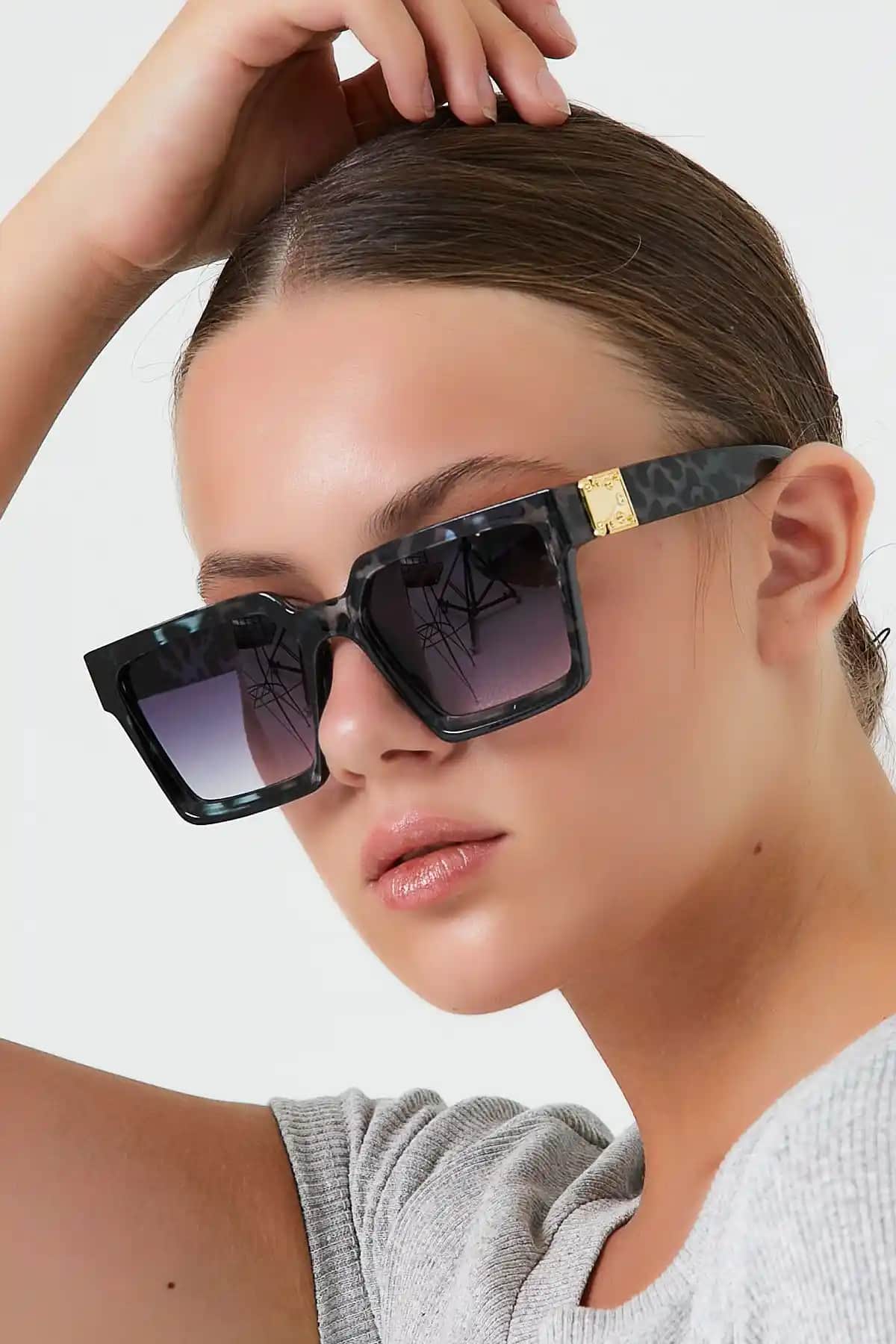 Modalucci Kadın Leoparlı Güneş Gözlüğü Şıklık ve Göz Sağlığını Bir Arada Sunar