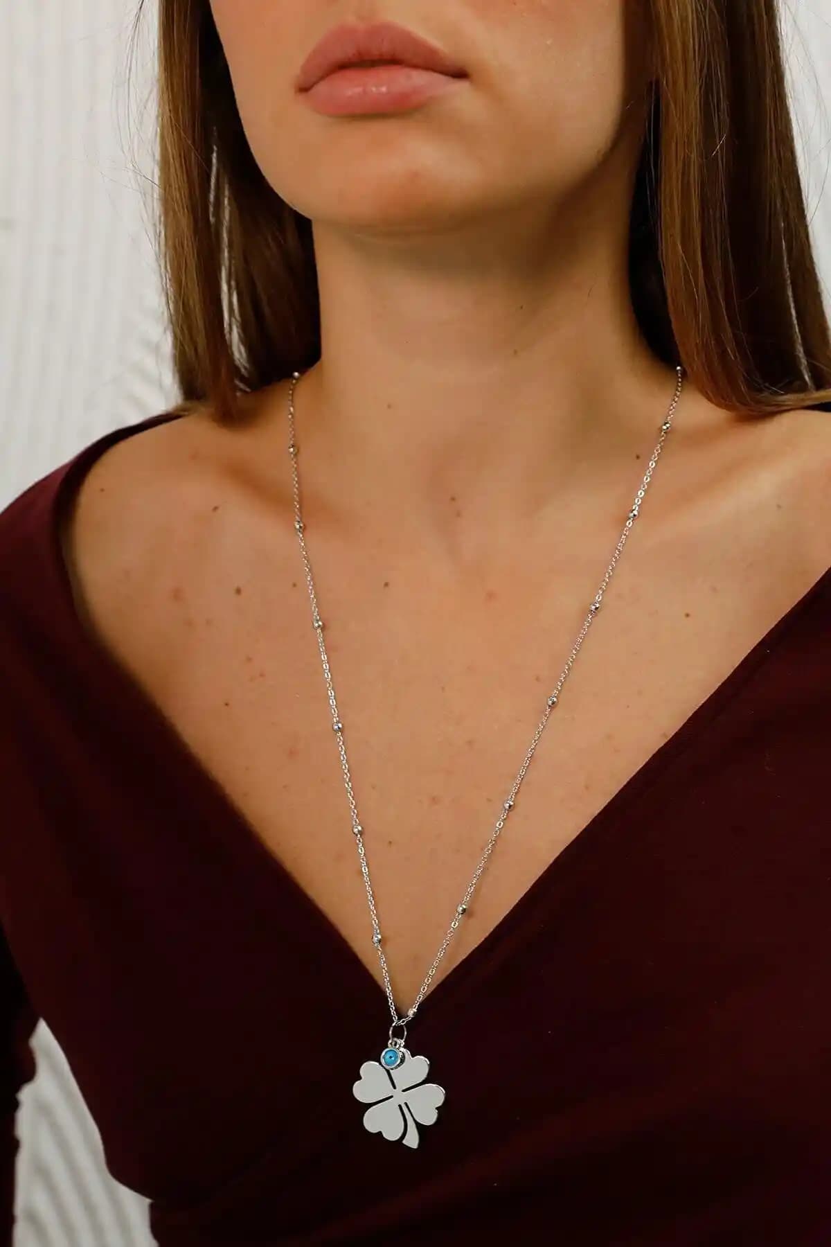 Modex Uzun Zincir Yonca Kolye: Şıklık ve Zarafetin Modern Sembolü