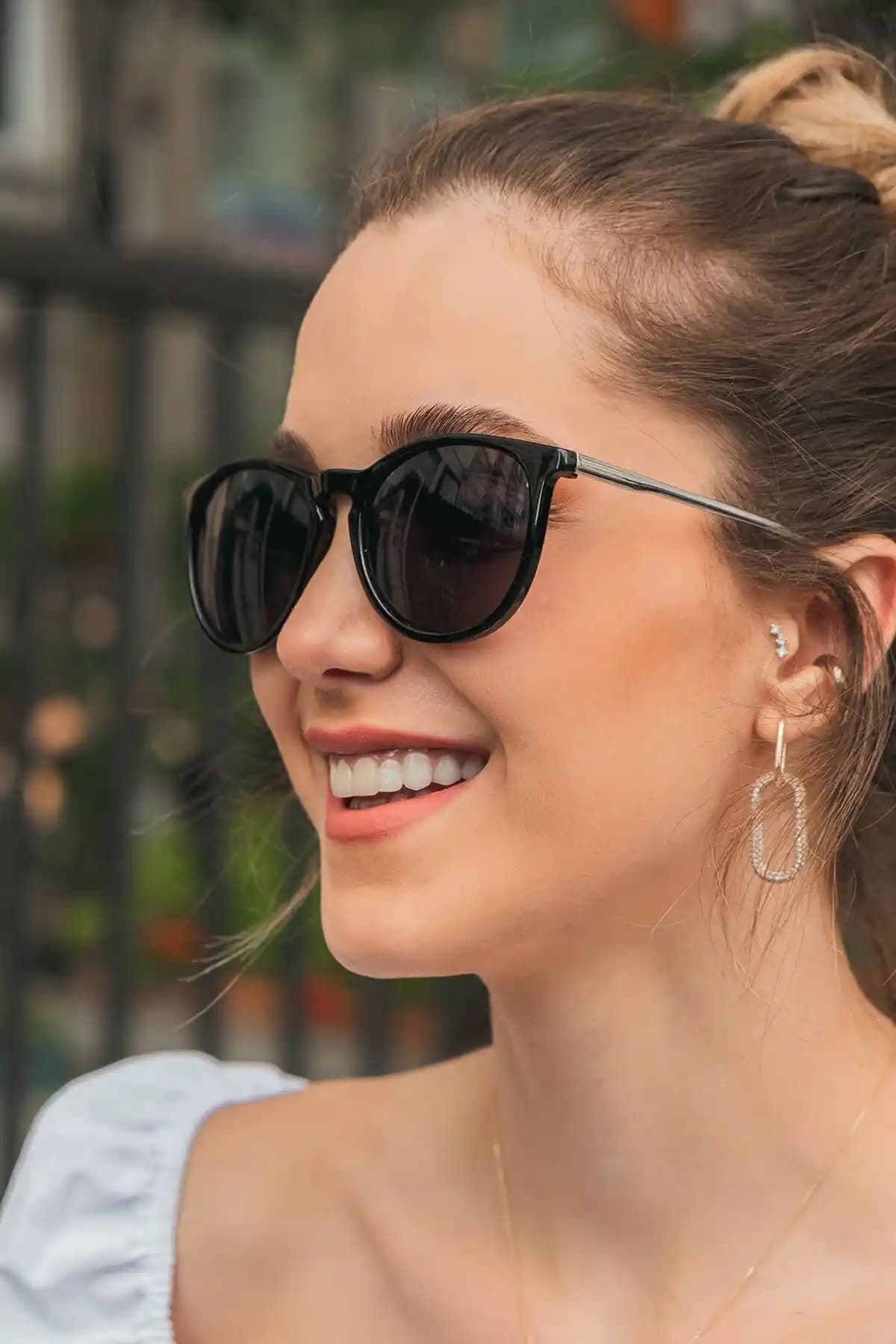 Monvago Mv 19772 Metal Sap Siyah Kadın Güneş Gözlüğü Şıklık ve Koruma Sunan Modern Tasarım