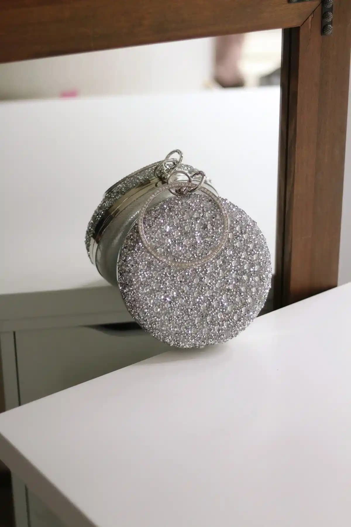Moom Bag Kadın Güzel Taşlı Yuvarlak Zincirli Abiye Çanta İncelikleri ve Kullanım Özellikleri