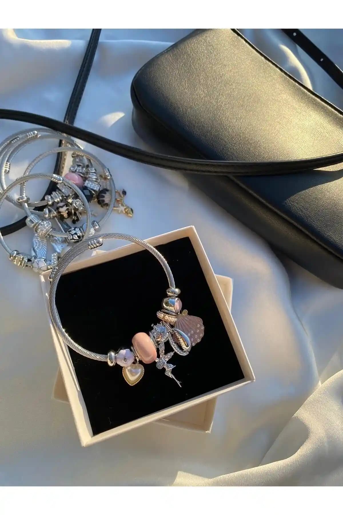 Moonjours Melek ve İnci Charm Çelik Bileklik: Zarif ve Anlamlı Takı Seçenekleri