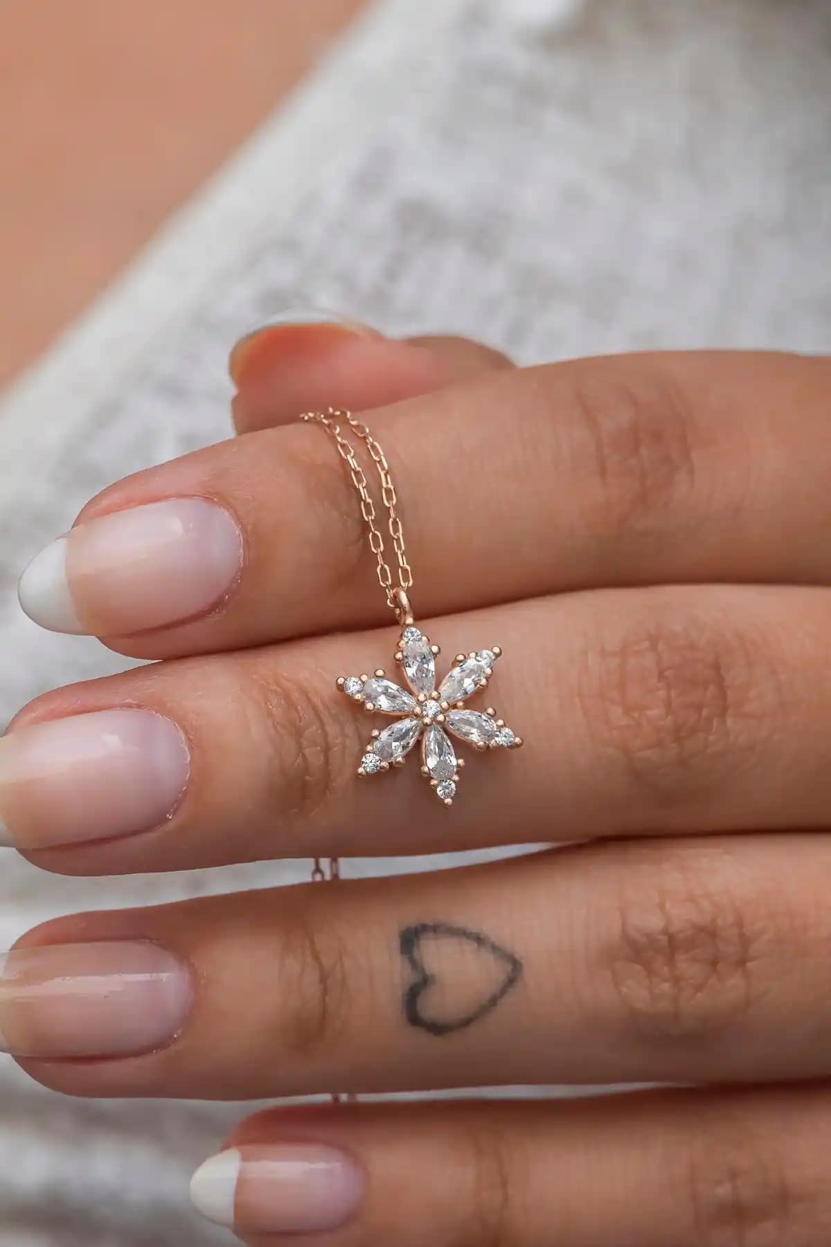 NEREZE 925 Ayar Gümüş Beyaz Taşlı Lotus Kamelya Çiçeği Kolye İncelemesi ve Özellikleri