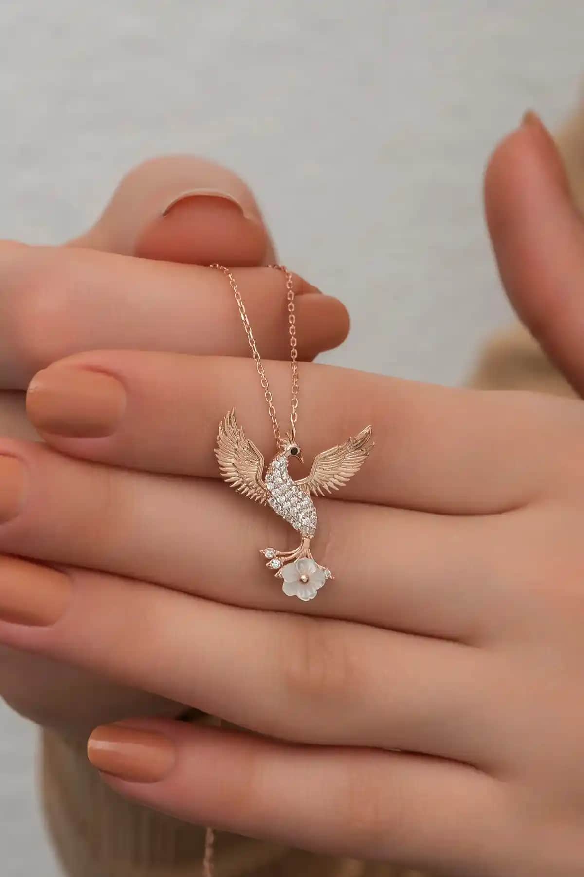 NEREZE 925 Ayar Gümüş Manolya Çiçeği ve Zümrüdü Anka Kuşu Detaylı Kolye