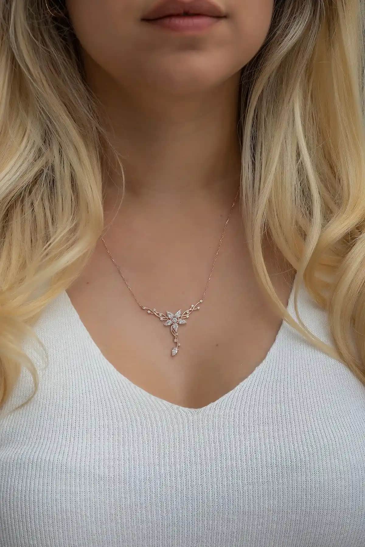 NEREZE 925 Ayar Gümüş Rose Sarmaşık Model Yıldız Detaylı Kolye Şık ve Dayanıklı Tasarım