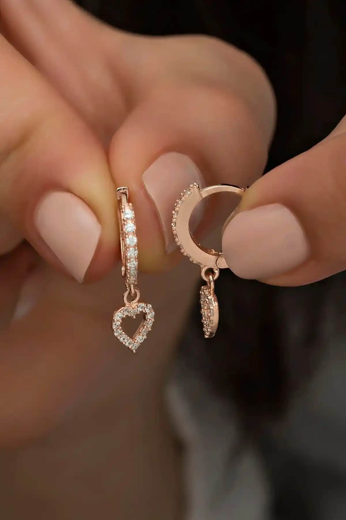 NEREZE 925 Ayar Gümüş Sallantılı Rose Kalp Küpe Zarif ve Şık Tasarımıyla Öne Çıkıyor