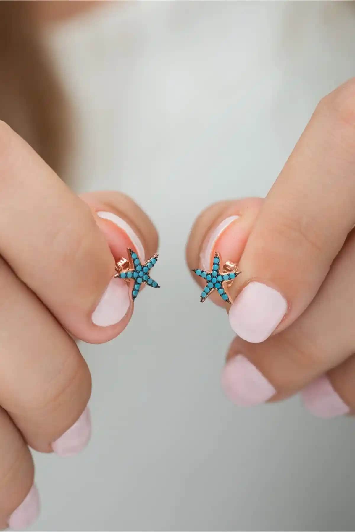 NEREZE 925 Ayar Minik Turkuaz Deniz Yıldızı Küpe Zarif ve Şık Tasarım Özellikleri