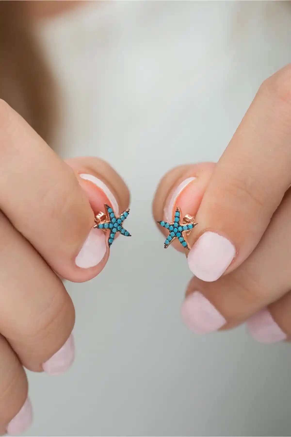 NEREZE 925 Ayar Minik Turkuaz Deniz Yıldızı Küpe Zarif ve Şık Tasarım Özellikleri