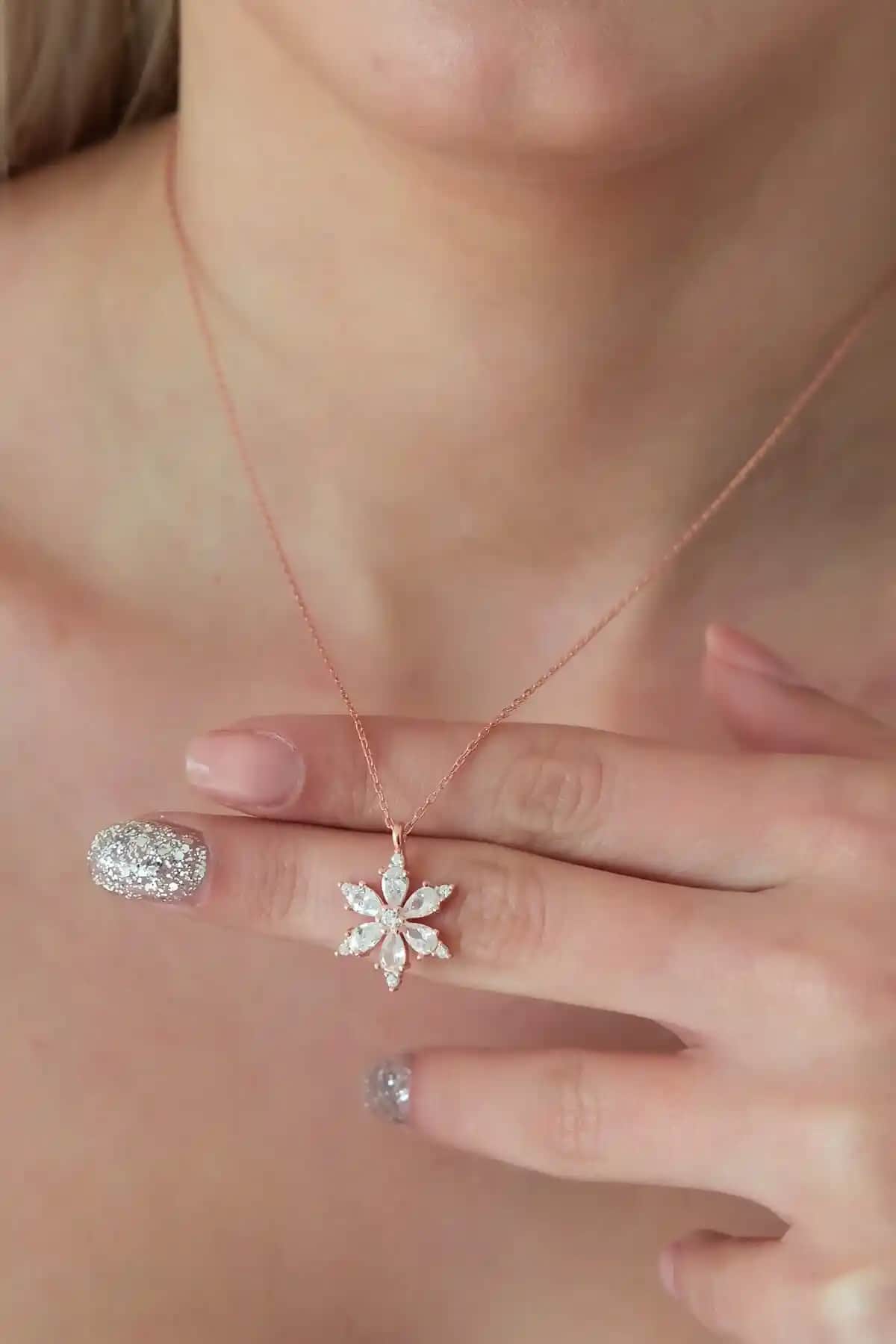 NEREZE Kadın 925 Ayar Beyaz Taşlı Çiçek Gümüş Kolye Zarif ve Dayanıklı Tasarım