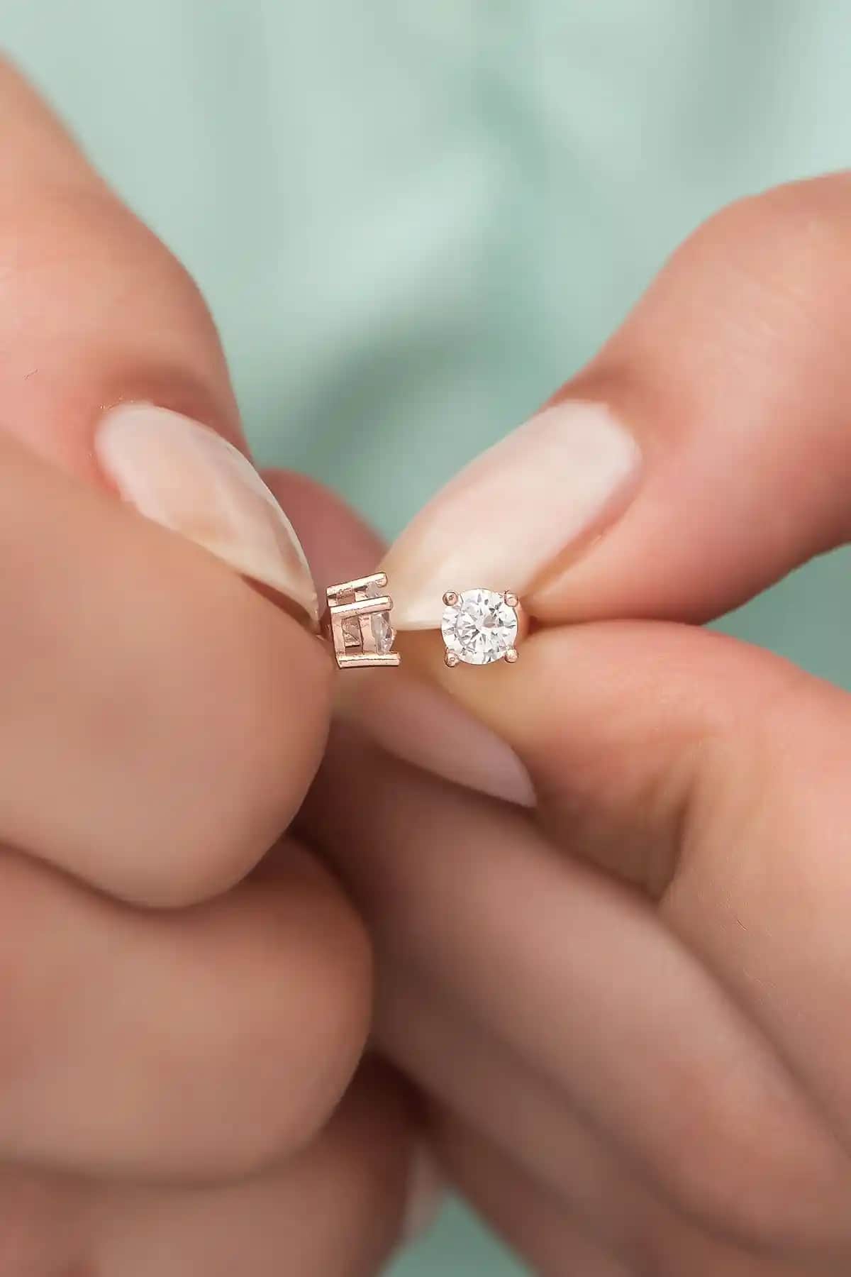 NEREZE Kadın 925 Ayar Gümüş Rose Pırlanta Montür Tektaş Küpe Zarif ve Dayanıklı Tasarım