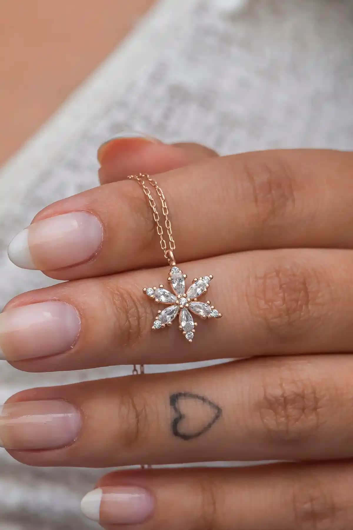 NEREZE Marka Gümüş Kolye Karşılaştırması: Beyaz Taşlı Lotus ve Kelebek Tasarımları