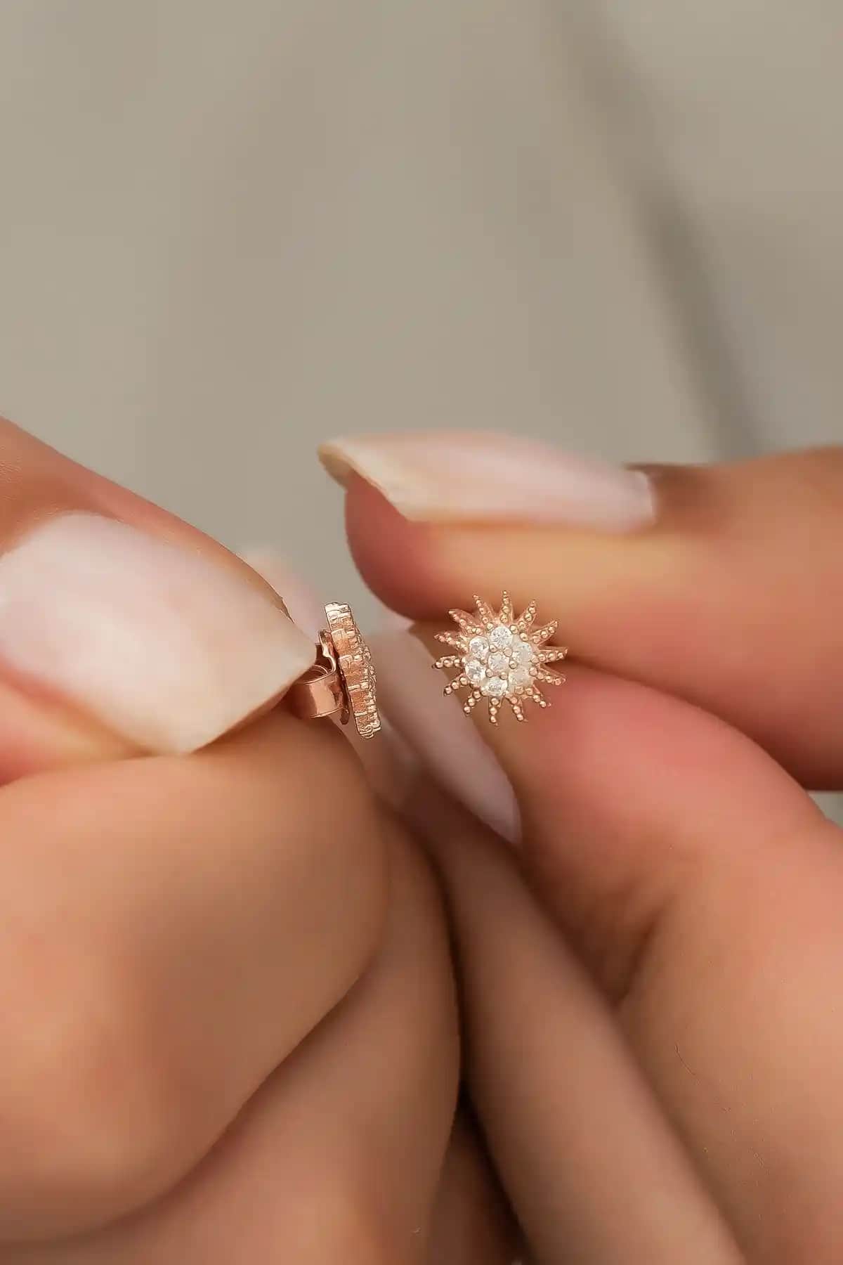 NEREZE ve Söğütlü Silver Gümüş Küpe Karşılaştırması: Tasarım ve Kullanım Özellikleri