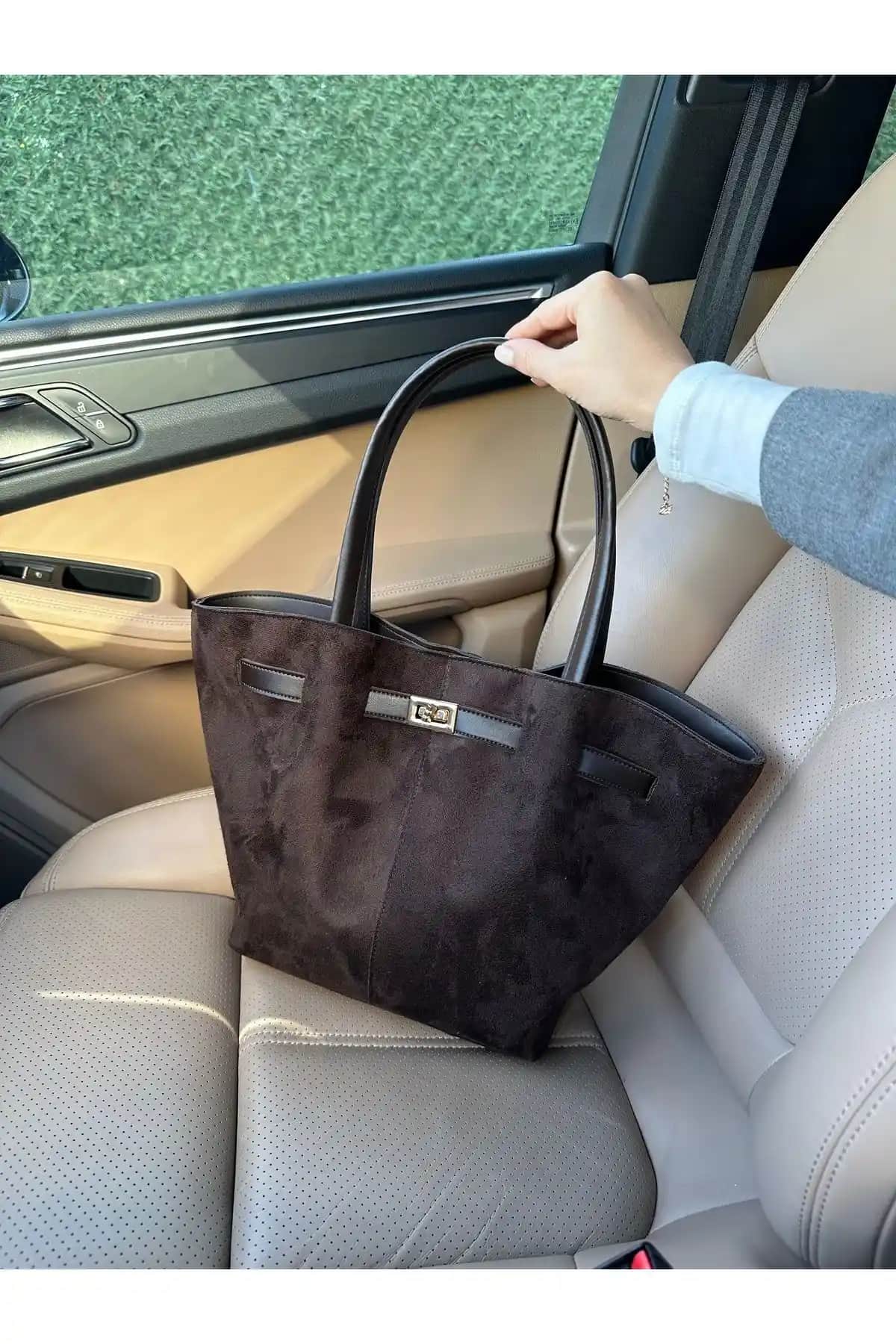 Nothing Çanta Karşılaştırması: Kahverengi Süet ve Siyah Kilit Detaylı Modeller