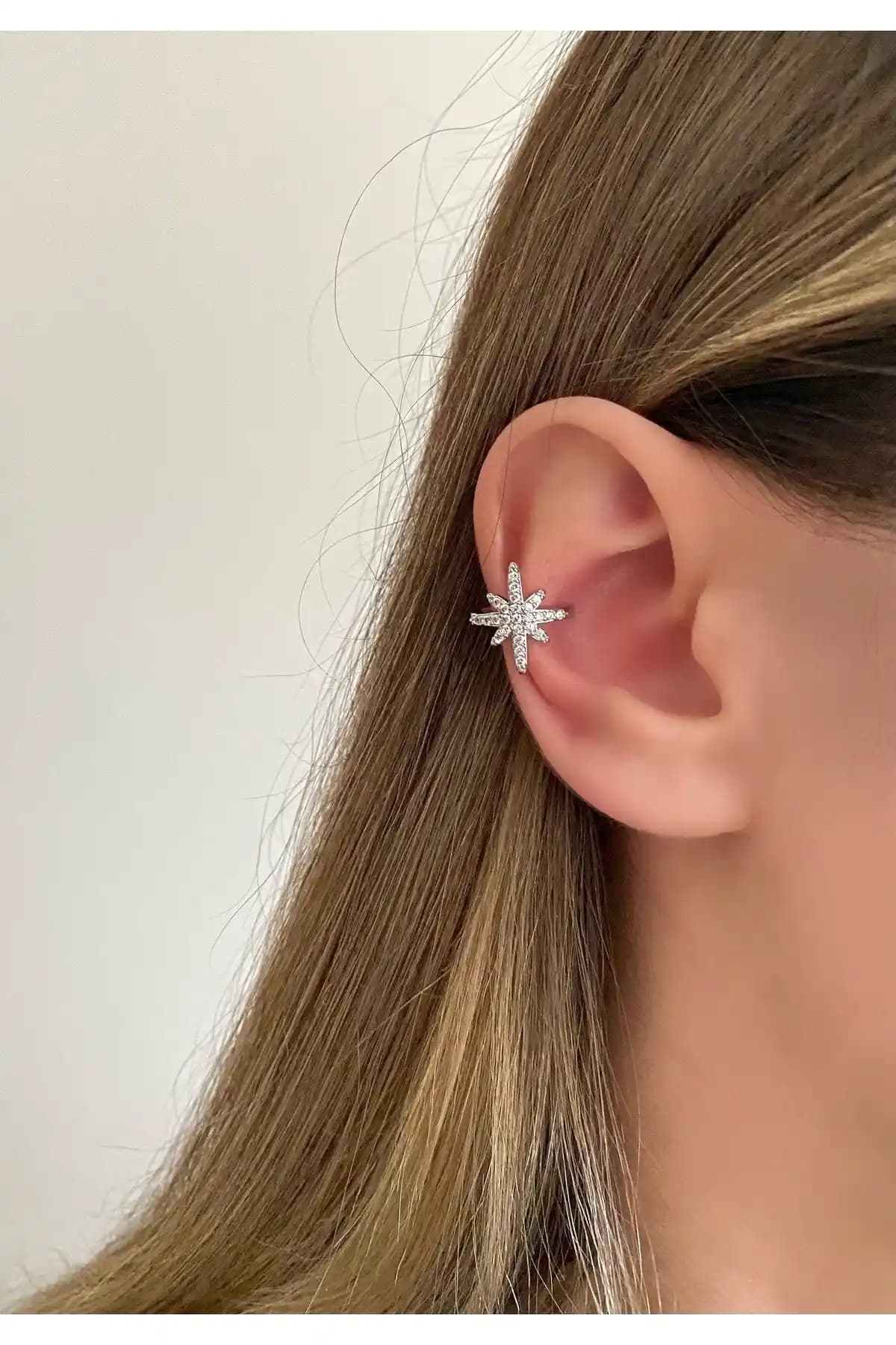 Okkostore Silver Rengi Kuzey Yıldız Detaylı Kıkırdak Küpesi - Şıklık ve Dayanıklılık Bir Arada