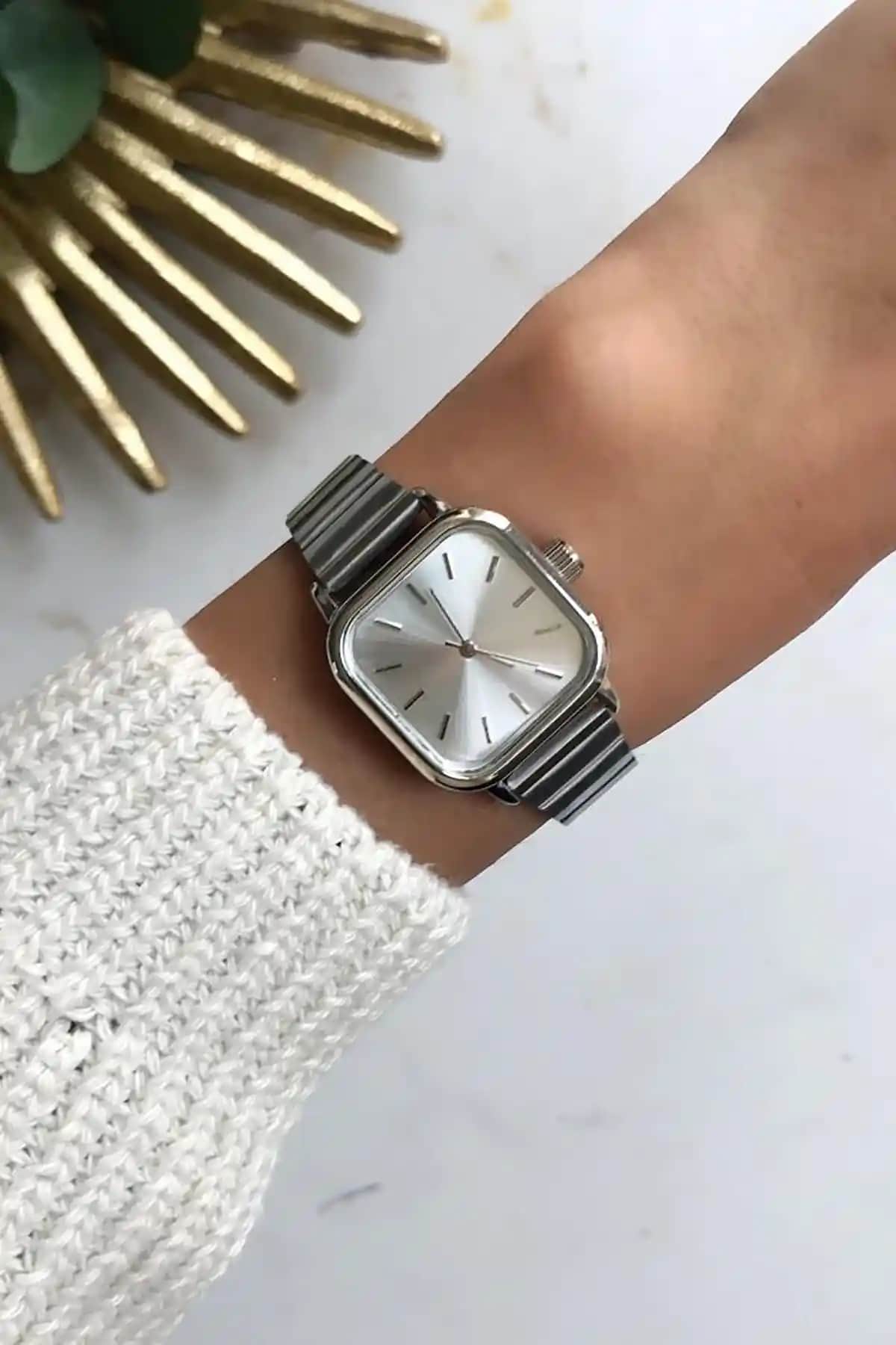 OQQO Hemera Gümüş Kadın Kol Saati: Şıklık ve İşlevselliğin Buluşması