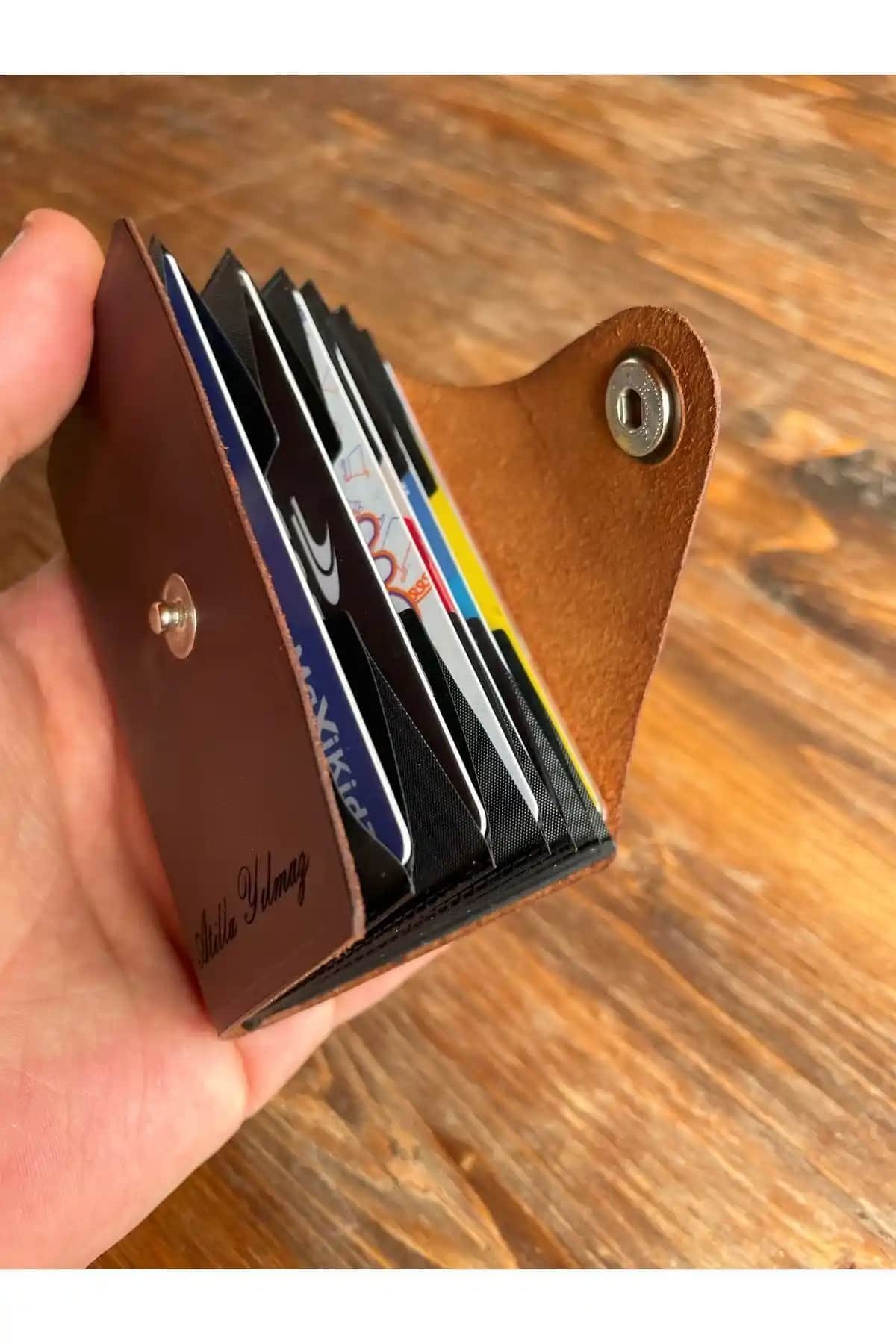 Overcraft Hakiki Deri Unisex Akordiyon Kartlık: Şık ve Dayanıklı Tasarım