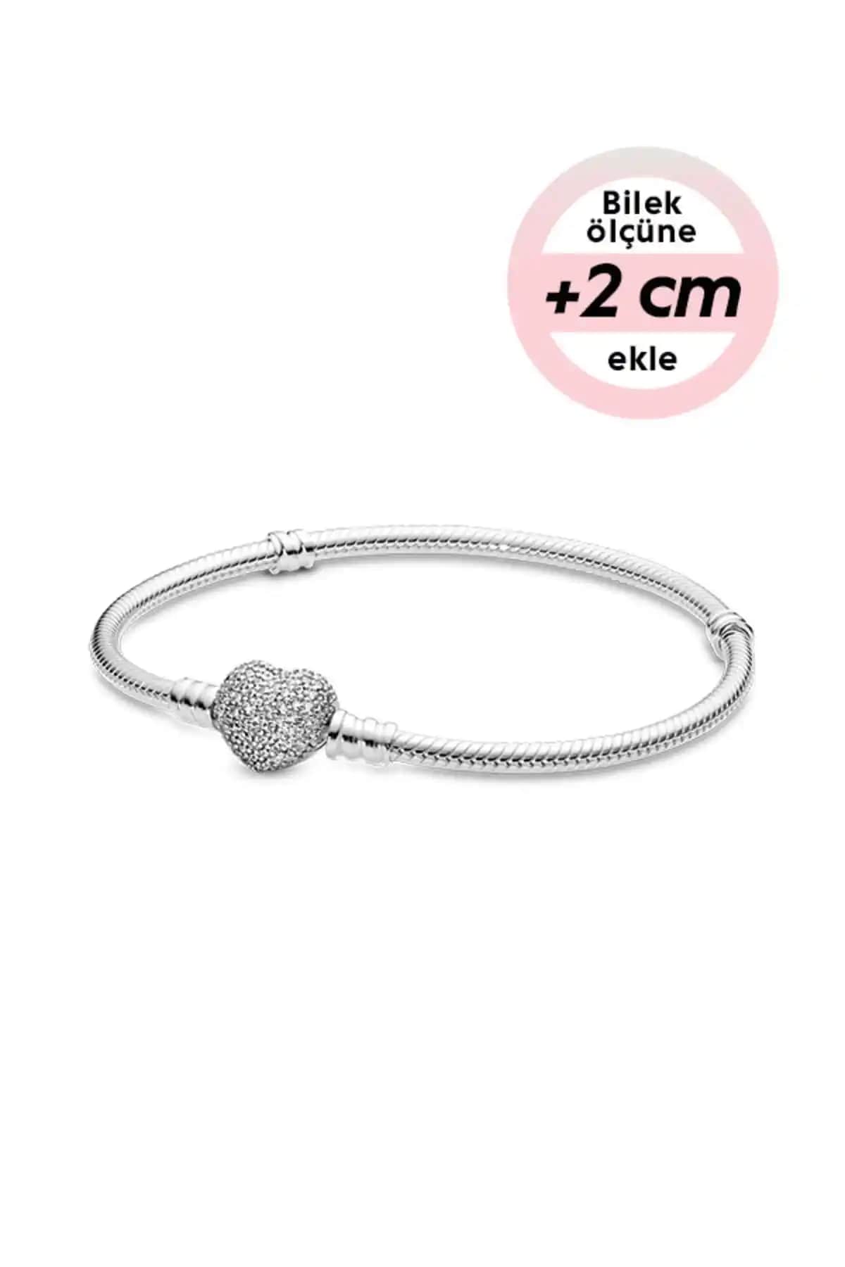 Pandora Moments Pavé Kalp Klipsli Bileklik: Zarif ve Kişiselleştirilebilir Gümüş Aksesuar