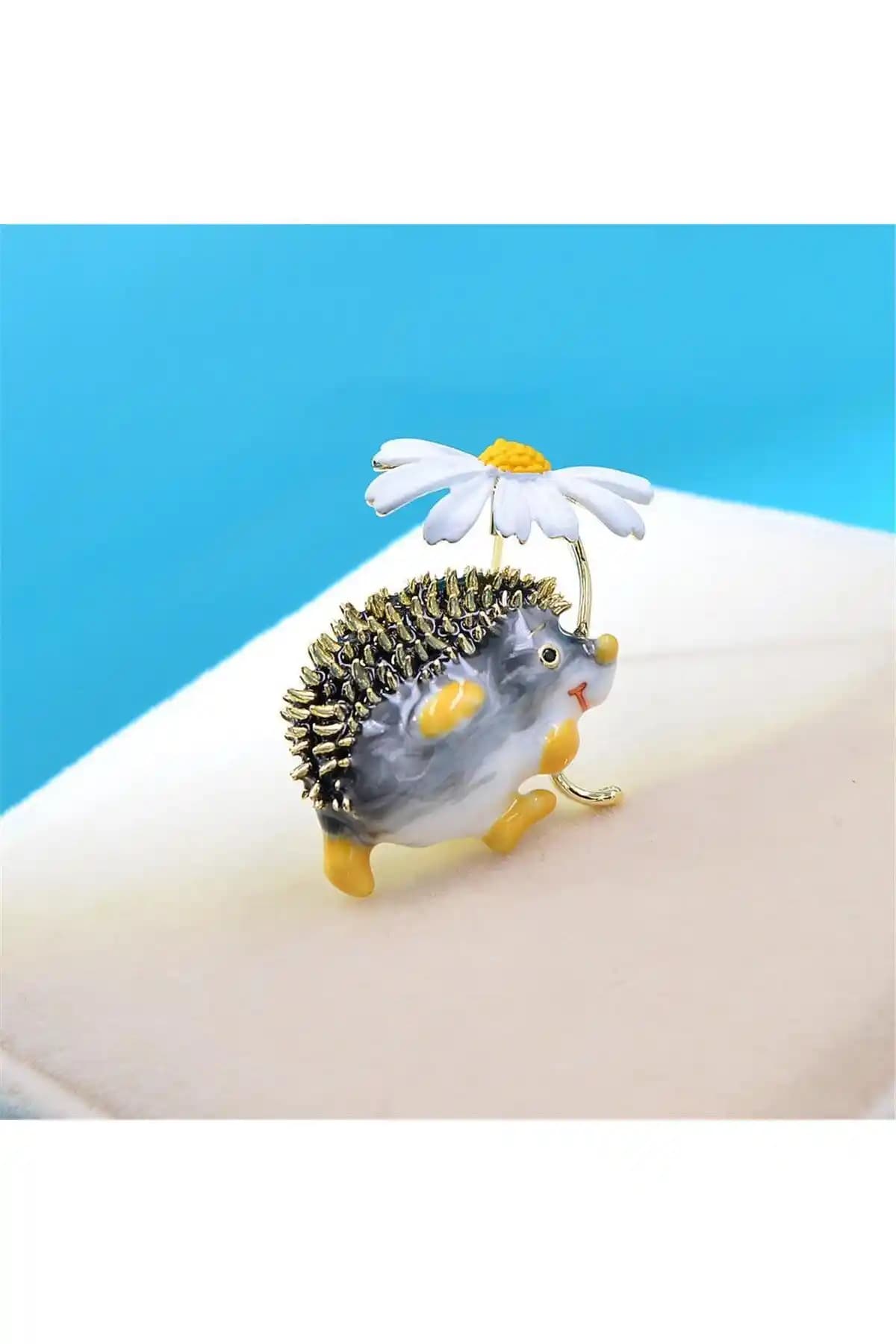 Pelin Aksesuar Broşları Karşılaştırması: Kirpi ve Siyah Kedi Tasarımları