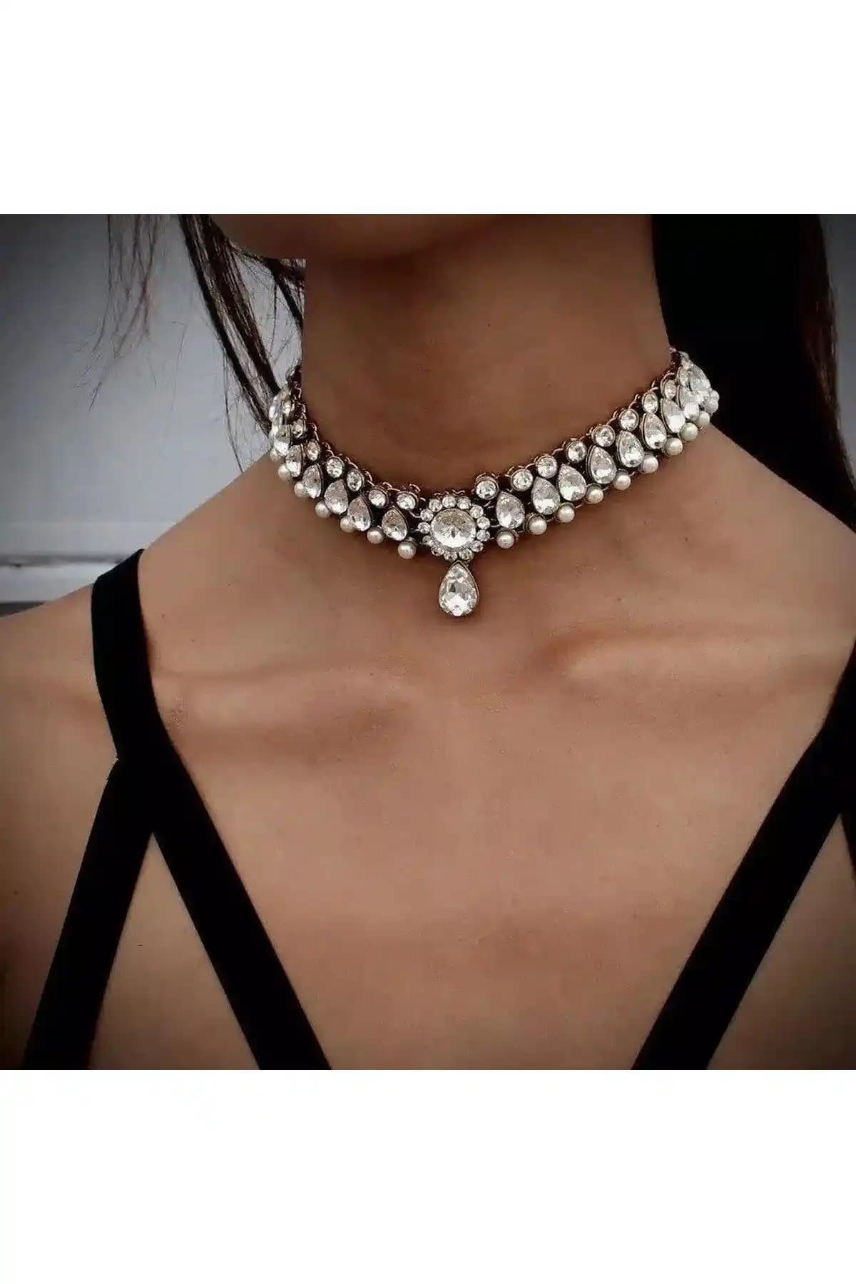 Pelin Aksesuar Taşlı İnci'li Choker Kolye Modern ve Şık Tasarımıyla Öne Çıkar