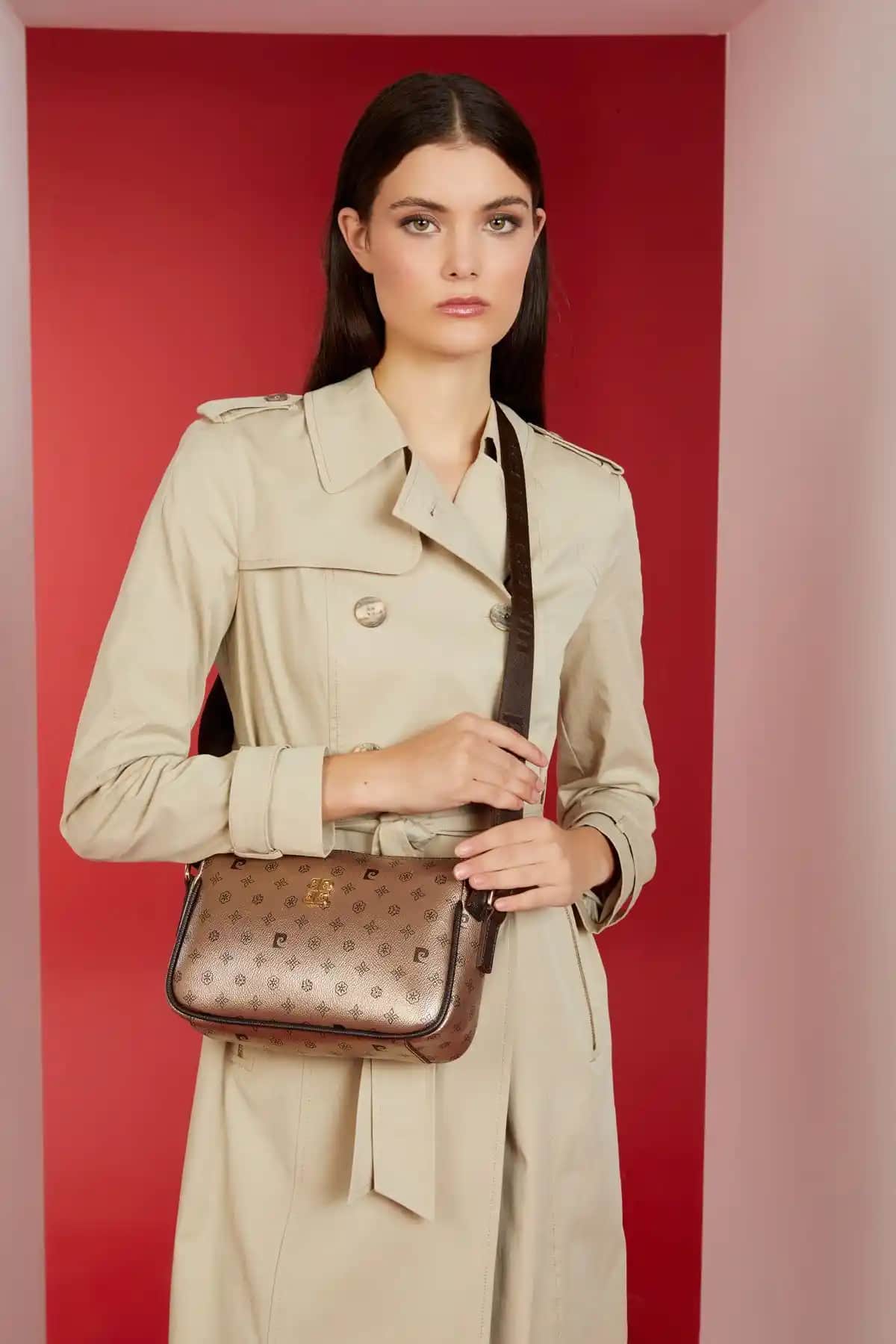 Pierre Cardin Altın Monogram Kadın Omuz Çantaları Karşılaştırması ve Özellikleri