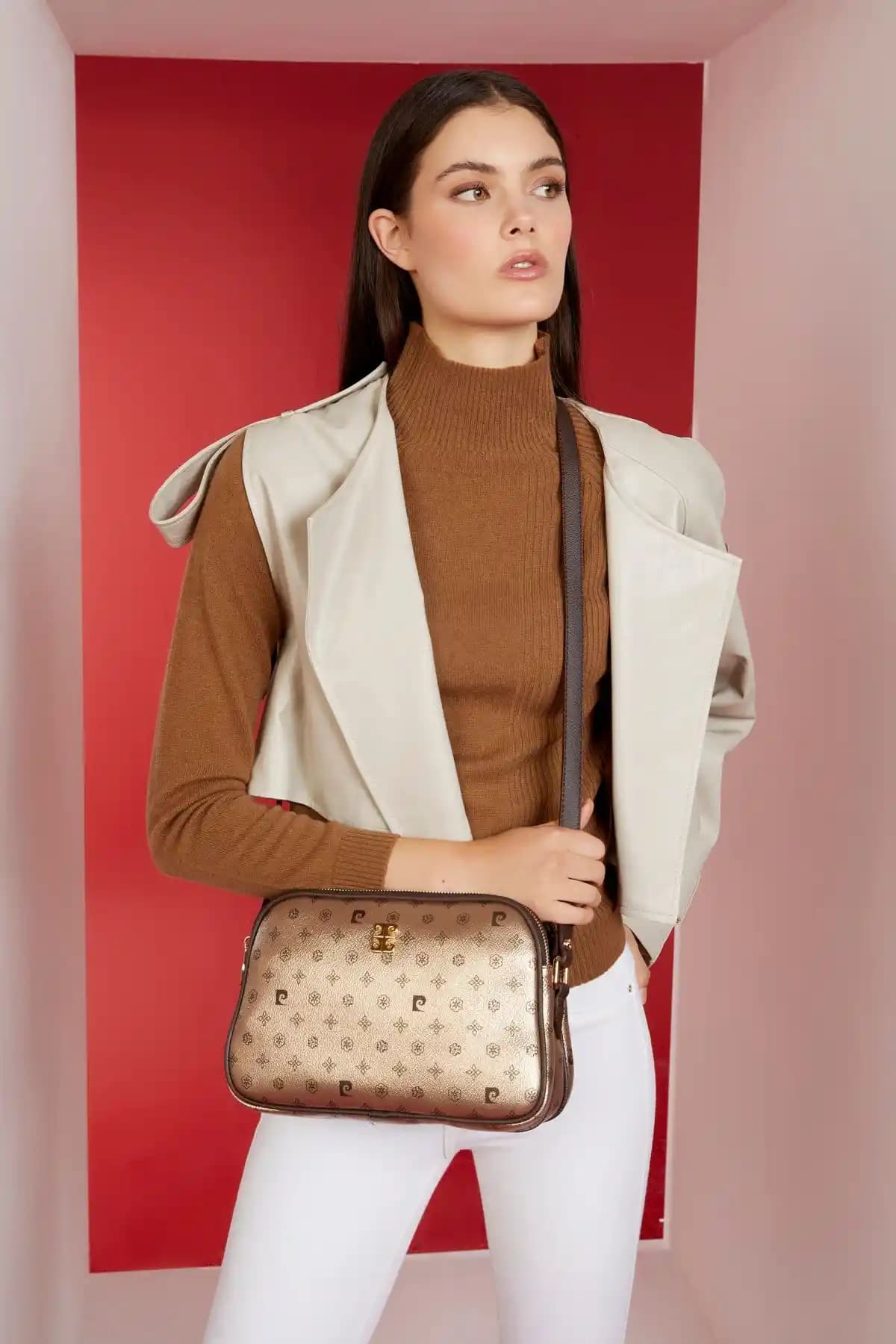 Pierre Cardin Altın Monogram Kadın Omuz Çantası Günlük ve Şık Kullanım İçin Uygun