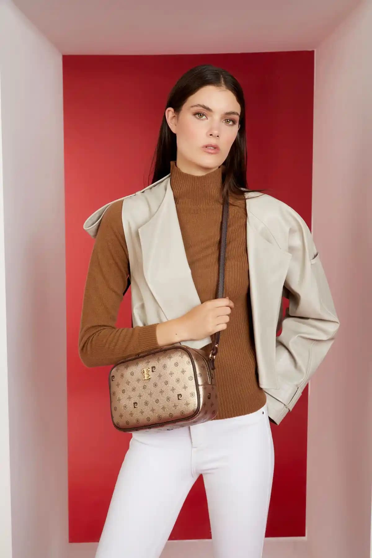 Pierre Cardin Altın Monogram Kadın Omuz Çantası: Şık ve Dayanıklı Tasarım Özellikleri