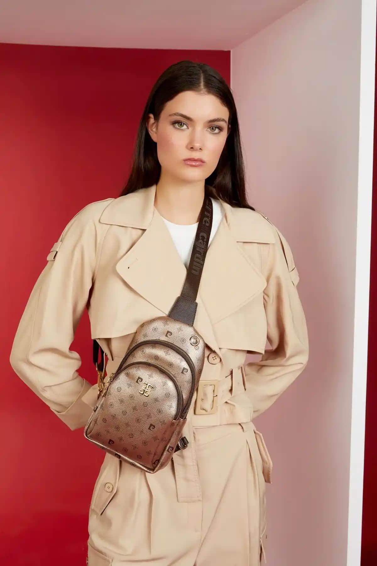 Pierre Cardin Kadın Çantaları Karşılaştırması: Siyah ve Altın Renkli Modellerin Özellikleri