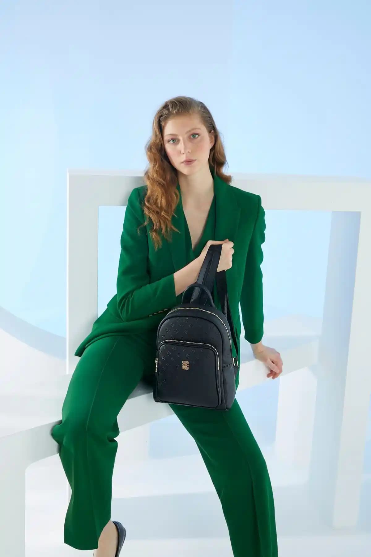 Pierre Cardin Kadın Sırt Çantaları Karşılaştırması: Siyah Floater ve Vizon Monogram Özellikleri