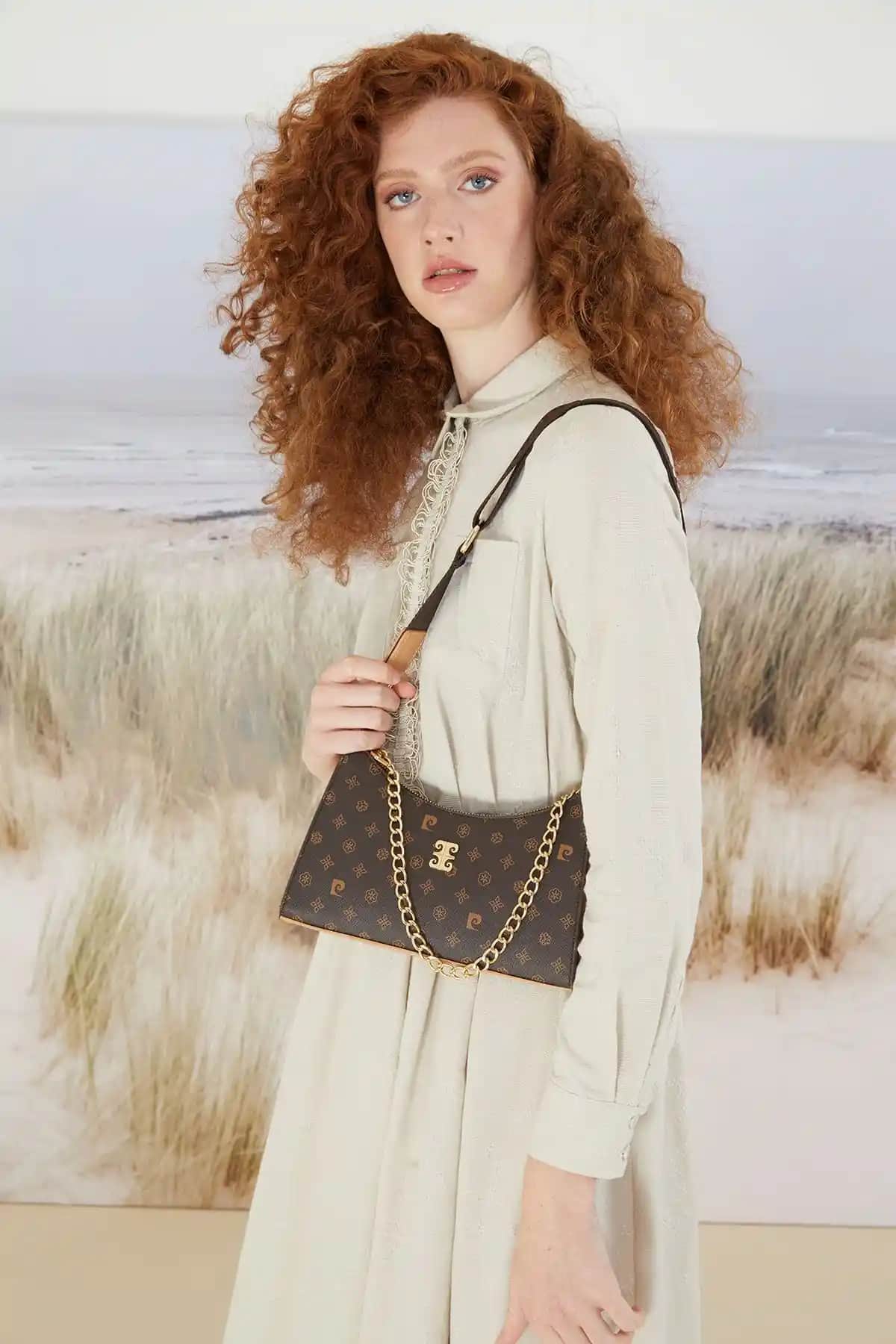 Pierre Cardin Kahve Monogram Kadın Omuz Çantası Şık ve Pratik Tasarım Özellikleriyle