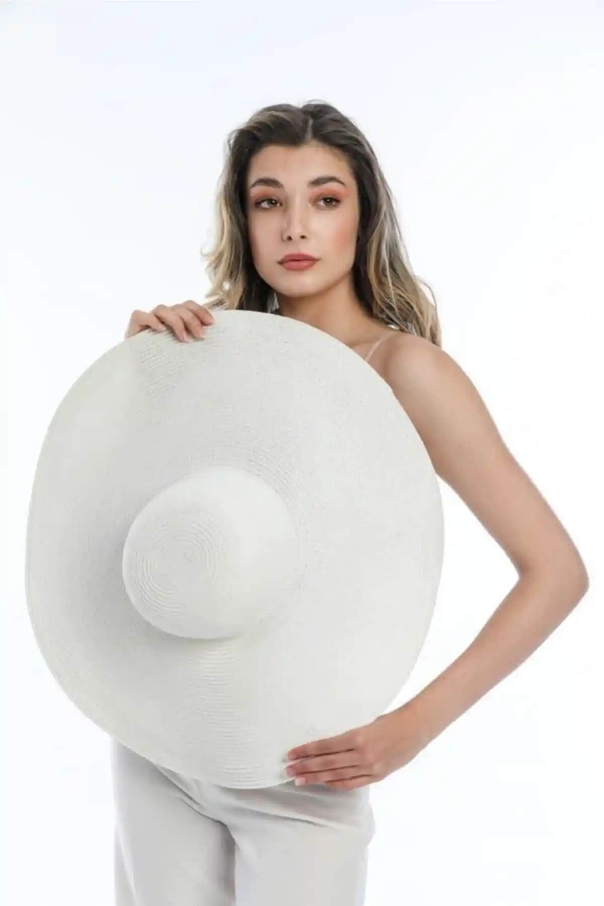 REVA Geniş Kenarlı Beyaz Hasır Şapka: Yaz Ayları İçin Şık ve Koruyucu Aksesuar