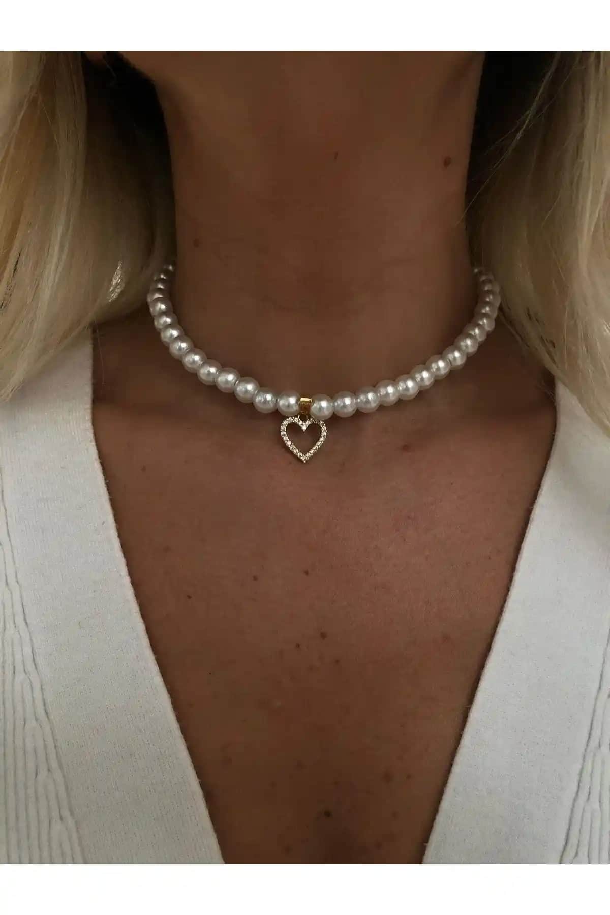 Rossetto Shoes Zirkon Taşlı Minik Kalp Detaylı İnci Tasma Choker Kolye İncelikli Tasarımıyla Şıklık Katıyor