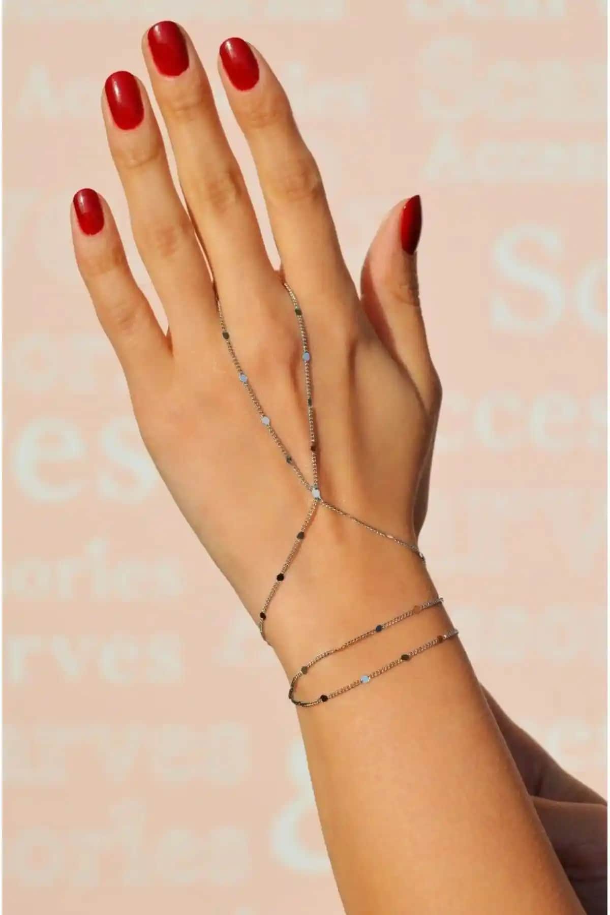 Sacce Pırıltılı Zincir Şahmeran ve Üç Taşlı Şahmeran Karşılaştırması: Hangi Takı Sizin İçin Uygun