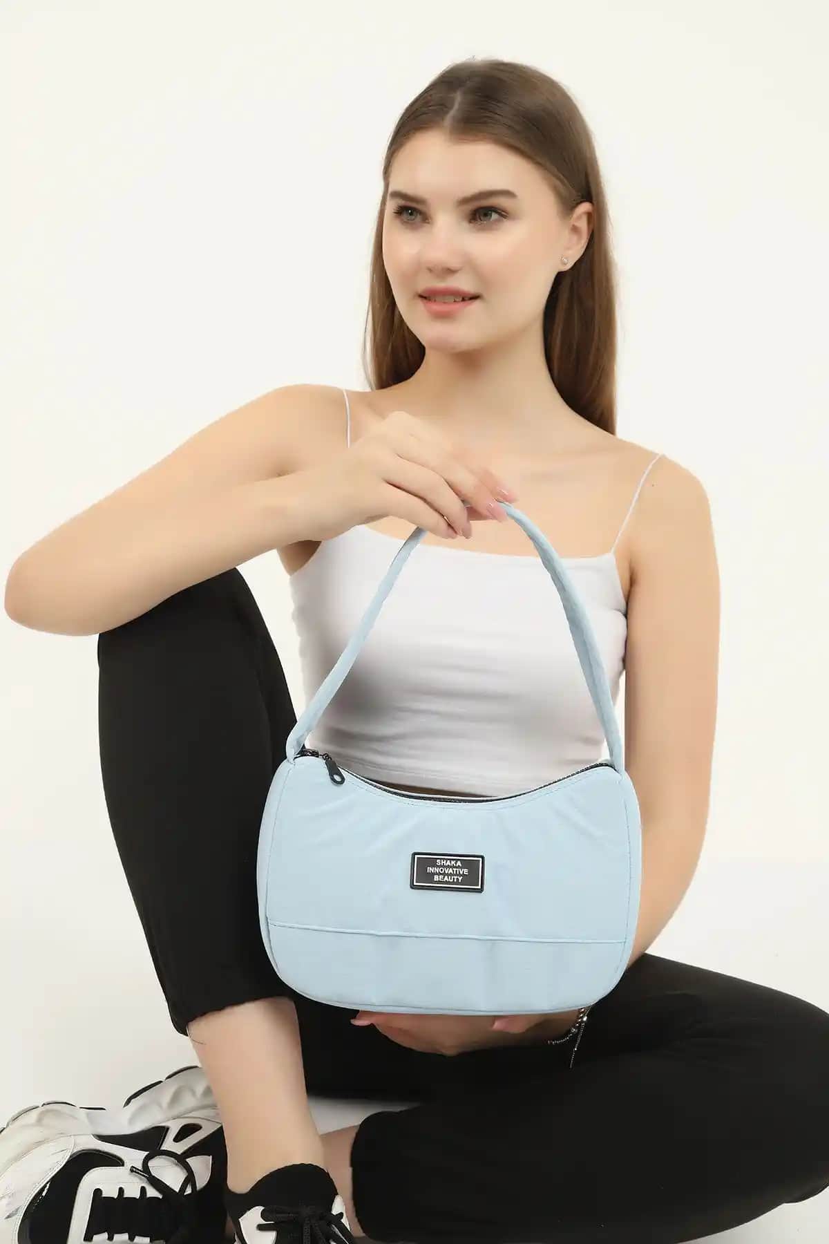 Shaka Mavi U11 Günlük Spor Çantası: Şıklık ve İşlevselliğin Birleşimi