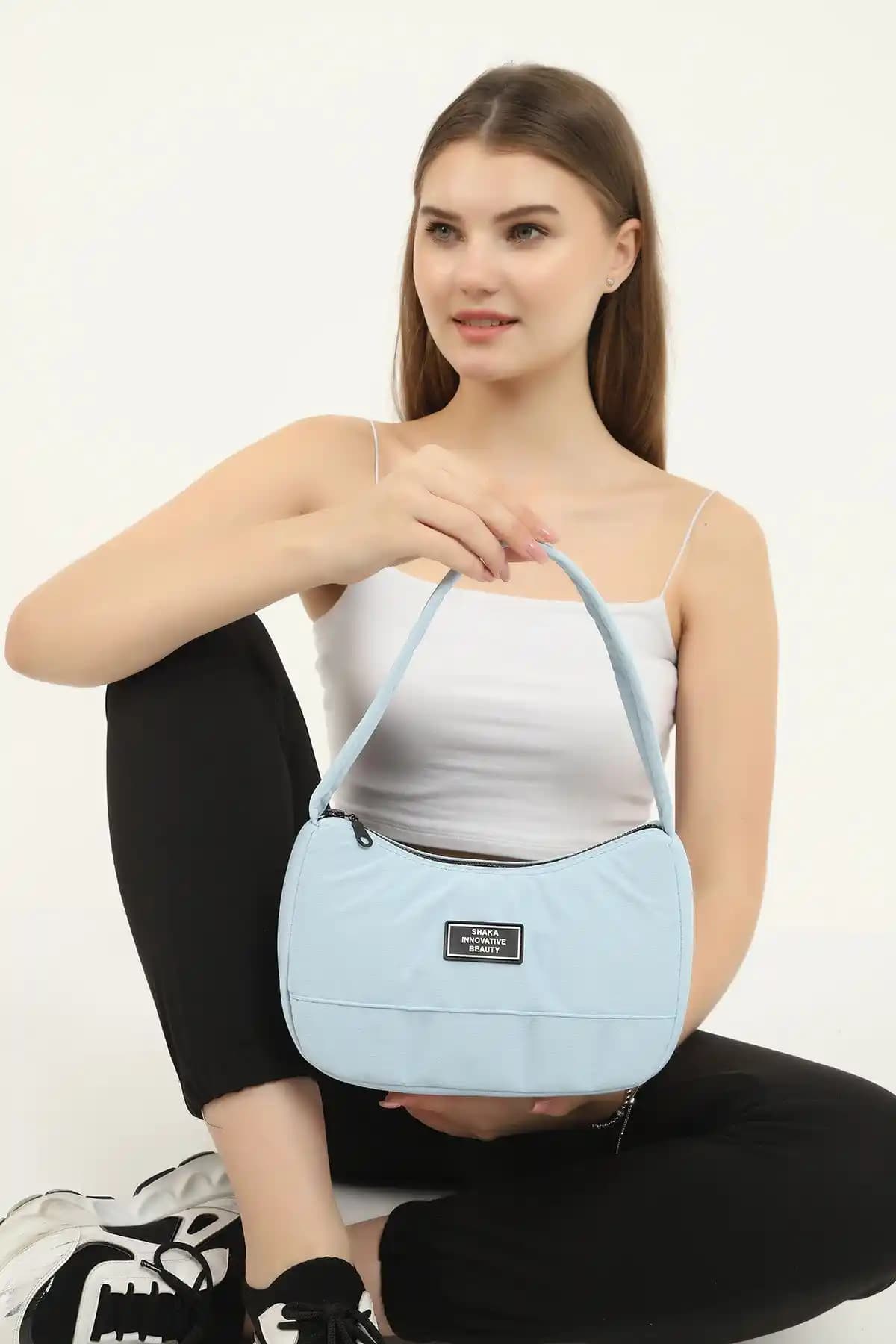 Shaka Mavi U11 Günlük Spor Çantası: Şıklık ve İşlevselliğin Birleşimi