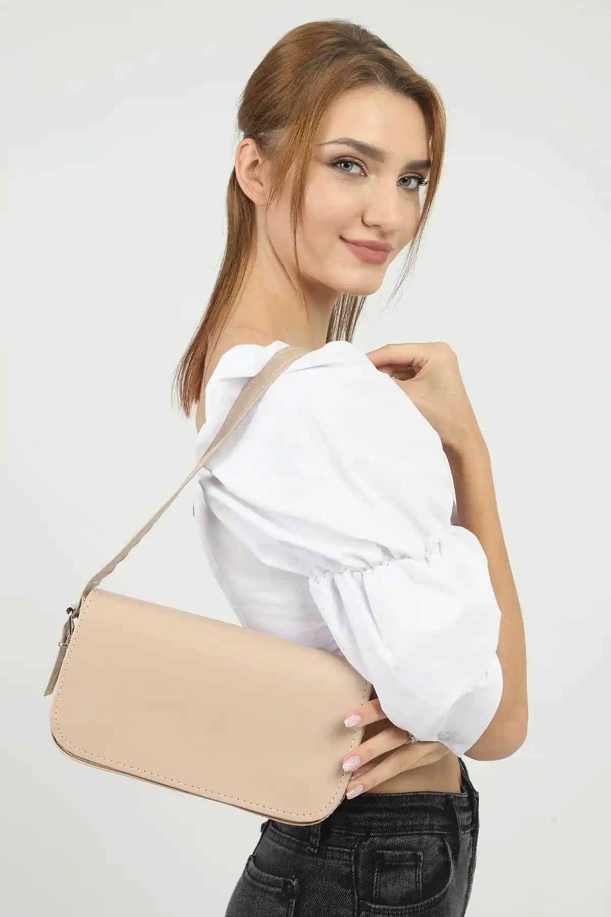 Shaka Vizon Shk183 Kapaklı Suni Deri Askılı Çanta: Şıklık ve Fonksiyonellik Bir Arada