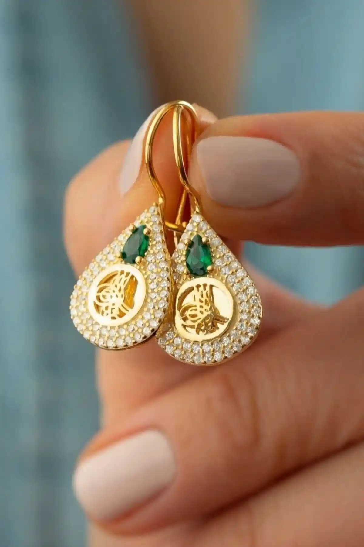 Silvano 925 Ayar Gold Zirkon Taşlı Tuğralı Güçüküpe Şık ve Zarif Tasarım ile Günlük ve Özel Kullanım İçin
