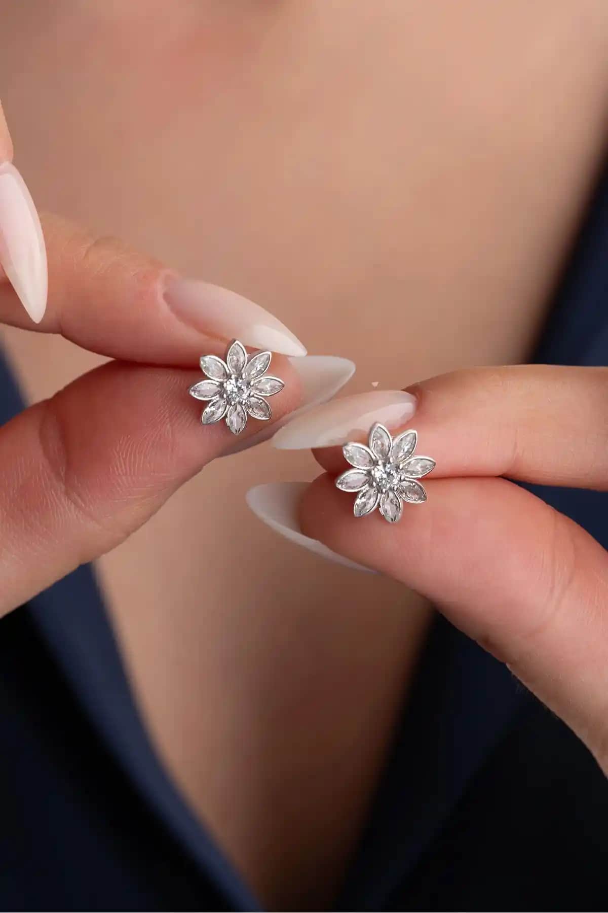 Silvano Jewelry 925 Ayar Gümüş Beyaz Taşlı Lotus Küpe Şık ve Dayanıklı Tasarım