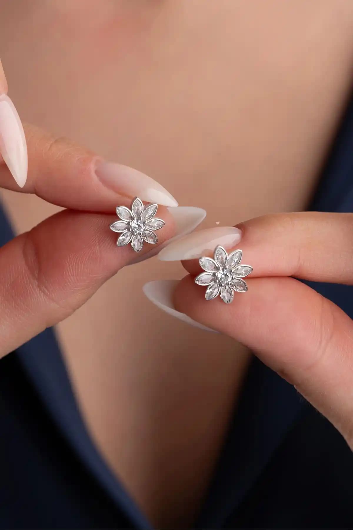 Silvano Jewelry 925 Ayar Gümüş Beyaz Taşlı Lotus Küpe Şık ve Dayanıklı Tasarım