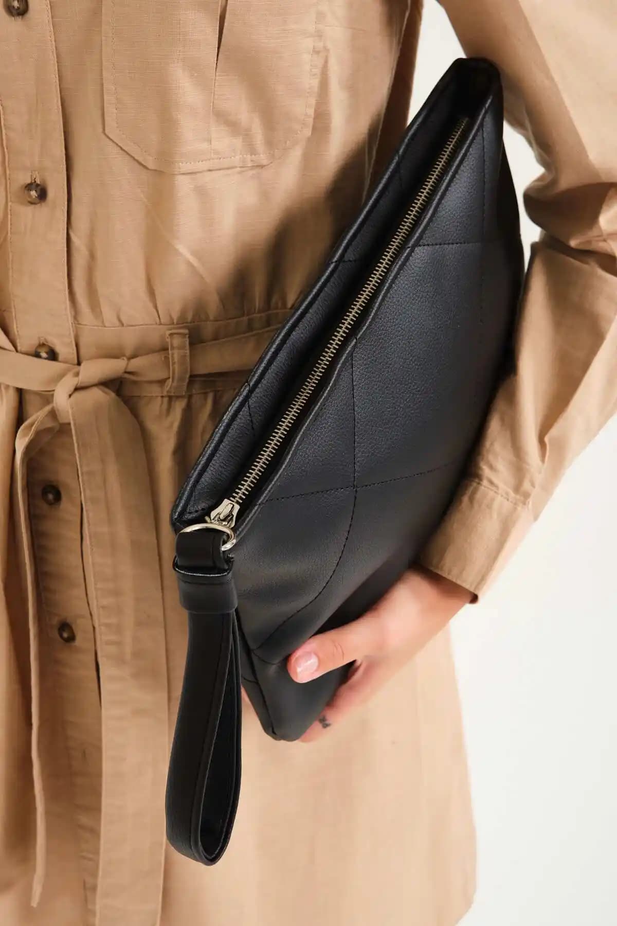 Simfa Kadın Siyah Deri Çantalar Karşılaştırması: Kapitoneli ve Clutch Modelleri