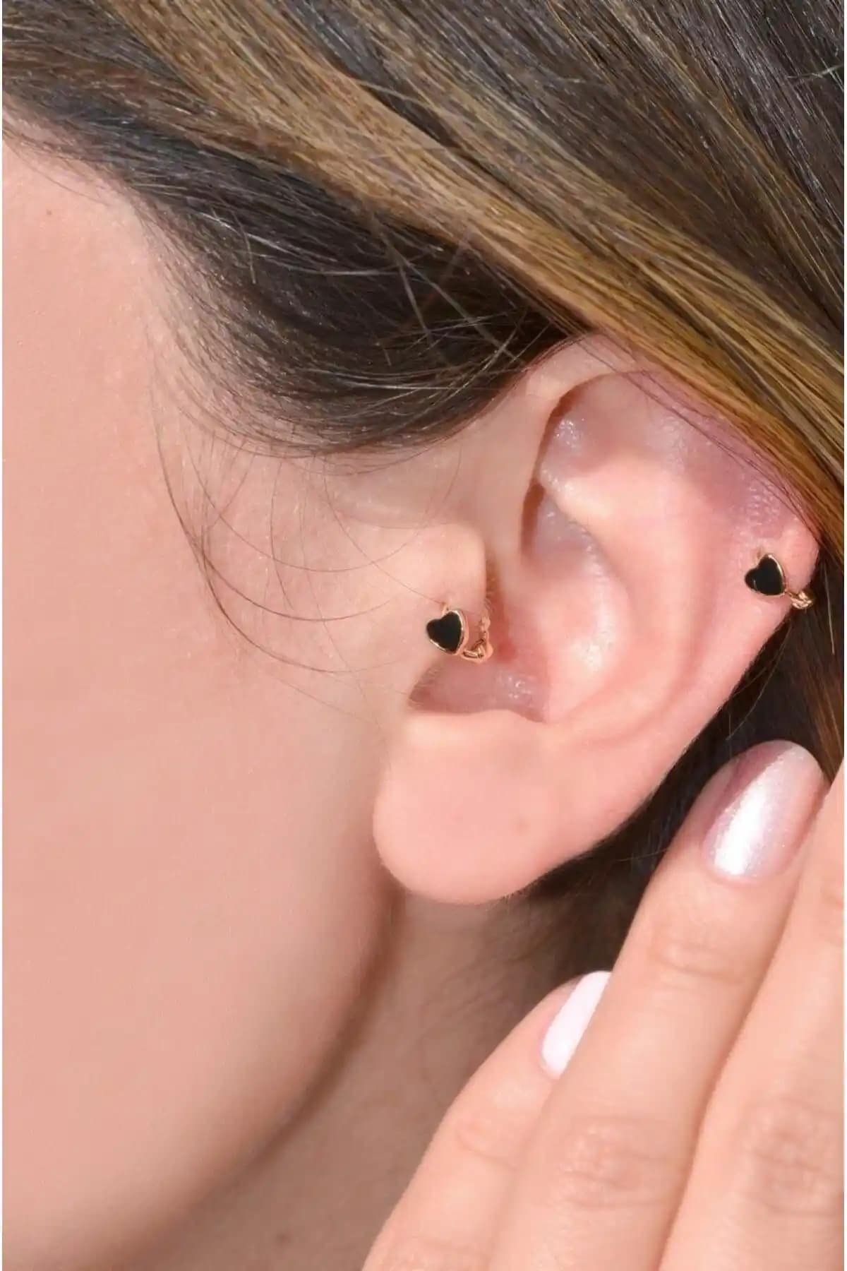 Siyah Kalpli Halka Tragus Piercing: Modern Tasarım ve Uzun Ömürlü Kullanım