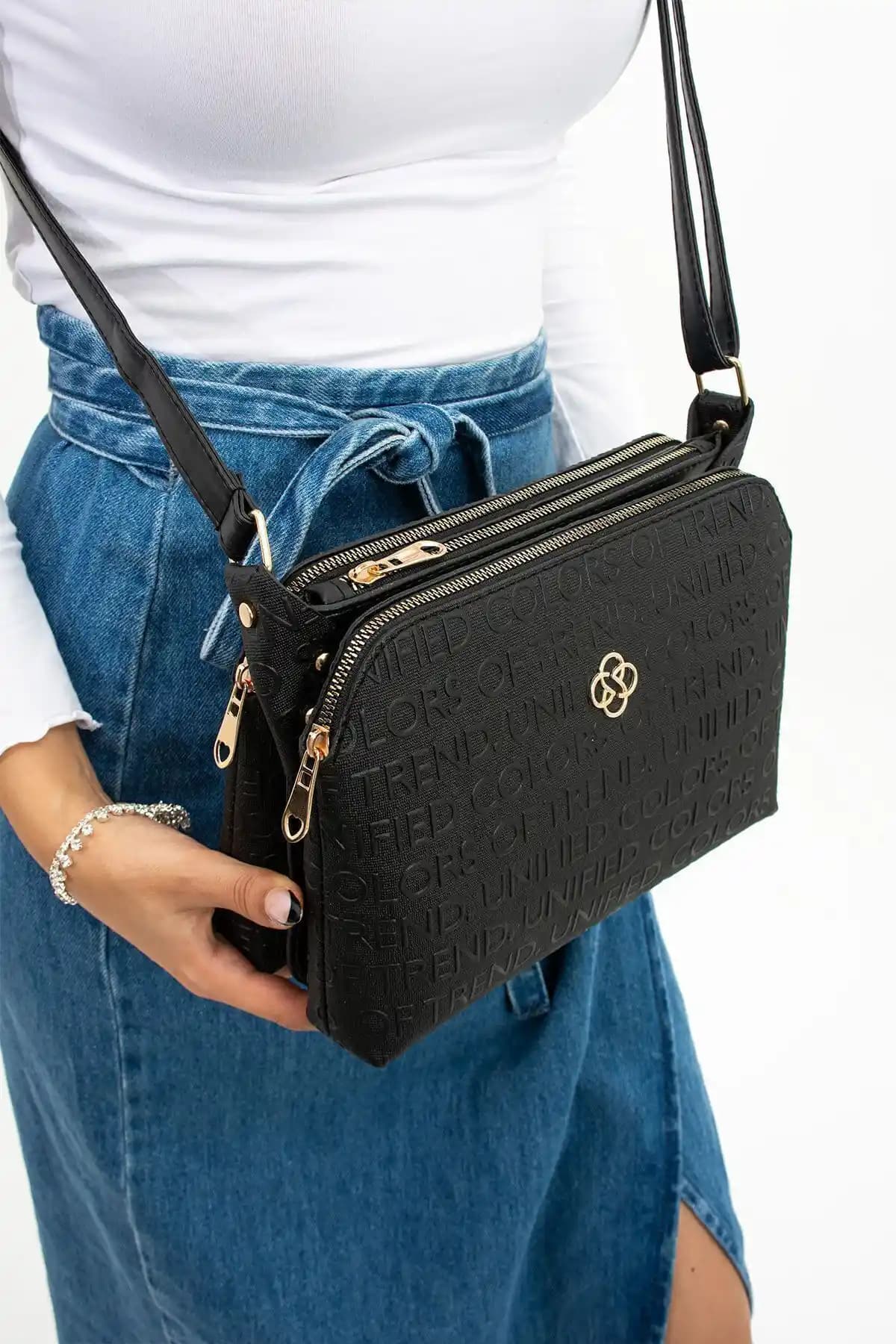 Siyah Yazı Baskılı Üç Bölmeli Su Itici Omuz Çantası Günlük Kullanım İçin Ideal